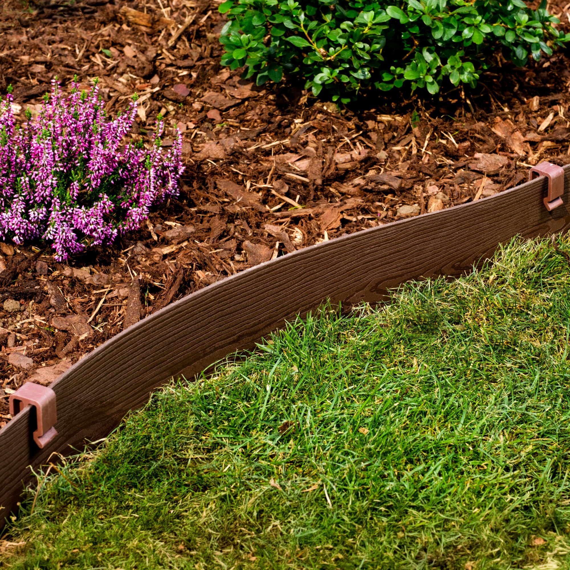 UNIGARDIA Bordura per Aiuola 20 m - Altezza 13 cm, Spessore 3 mm - Bordatura per Giardino in Plastica - Cordolo Flessibile per Aiuole - Uso Semplice, Marrone con Decori in Legno