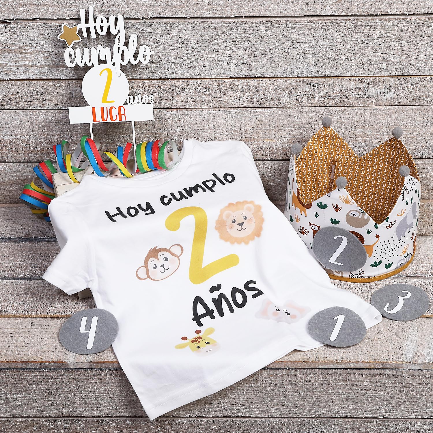 Pack Cumpleaños Infantil Personalizado - Incluye Corona, Camiseta Temática y Topper decorativo para Tarta - Decoración para Fiesta de Niños. Modelo Wild life. (Camiseta talla 1 año, Manga Corta)