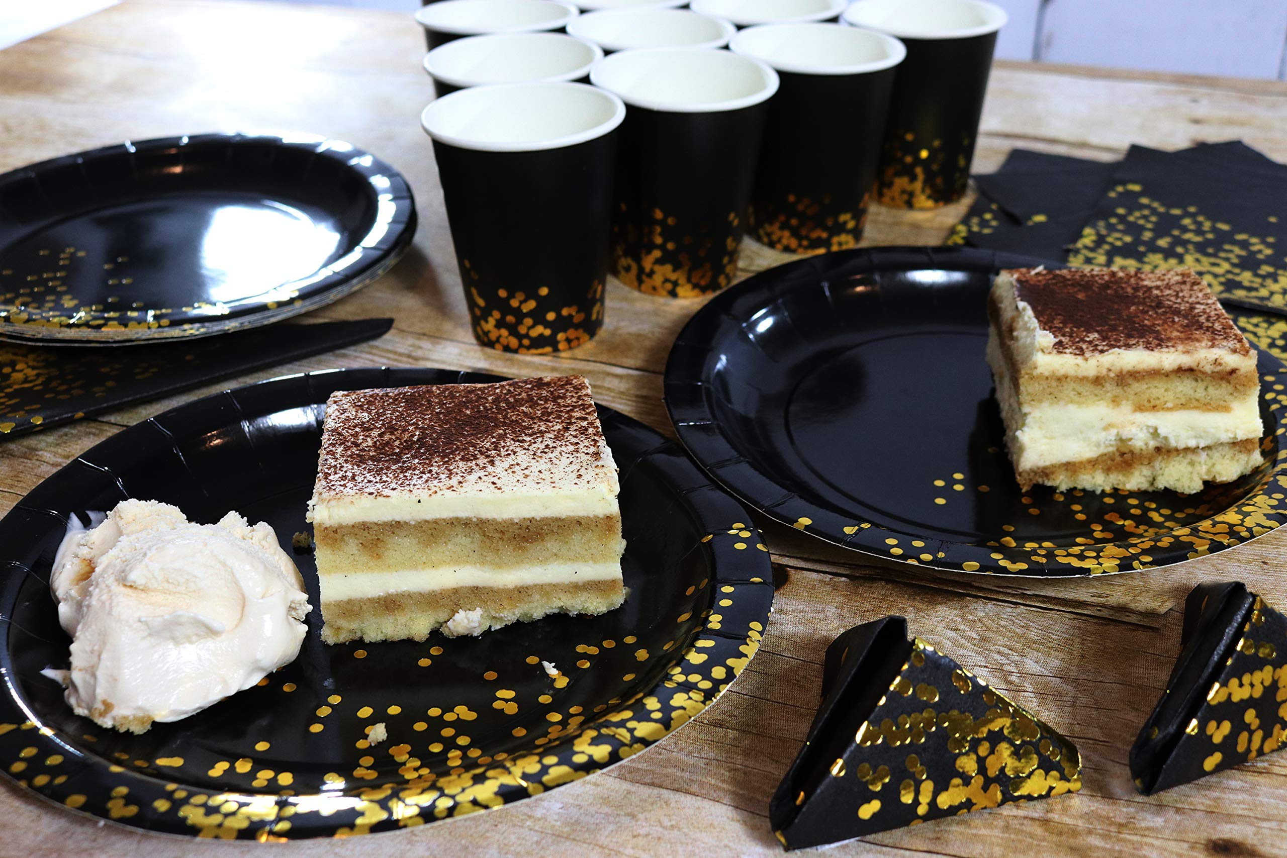 Black and Gold Dot Disposable Napkin 6,5 cala x 6,5 w złotym kolorze, opakowanie 50 sztuk, na imprezę, wesele, jako elegancka dekoracja na święta, urodziny, dzień