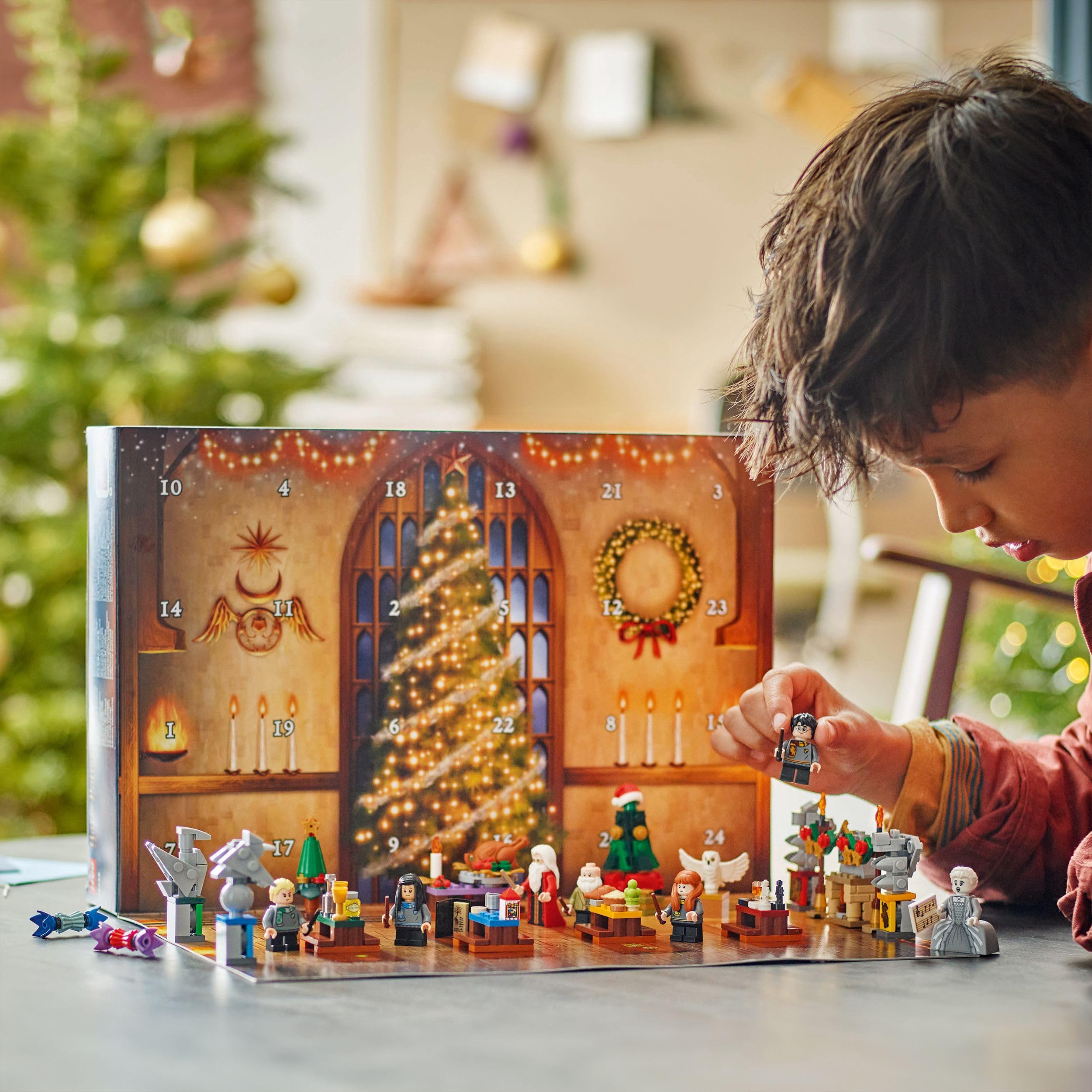 LEGO Harry Potter Calendario dell'Avvento 2024, Giocattolo Fantasy di Hogwarts con 7 Minifigure e 16 Mini Costruzioni del Mondo Magico, Giochi per Bambini e Bambini da 7 Anni, Regalo di Natale 76438