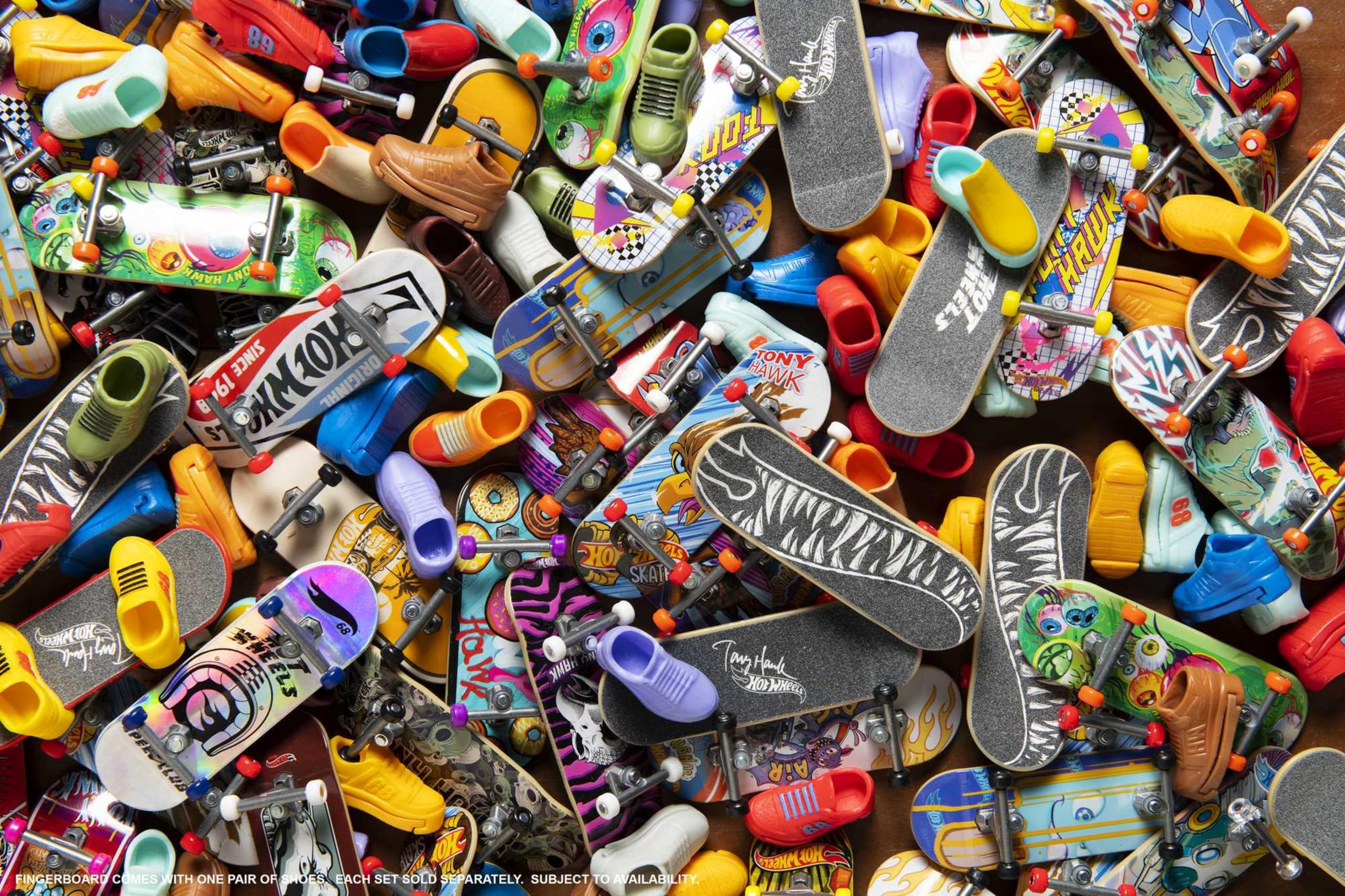 Hot Wheels Skate - Tony Hawk fingerboard e scarpe da skate removibili, progettato in collaborazione con Tony Hawk (Un set a sorpresa tra stili assortiti), giocattolo per bambini 5+ anni, HGT46