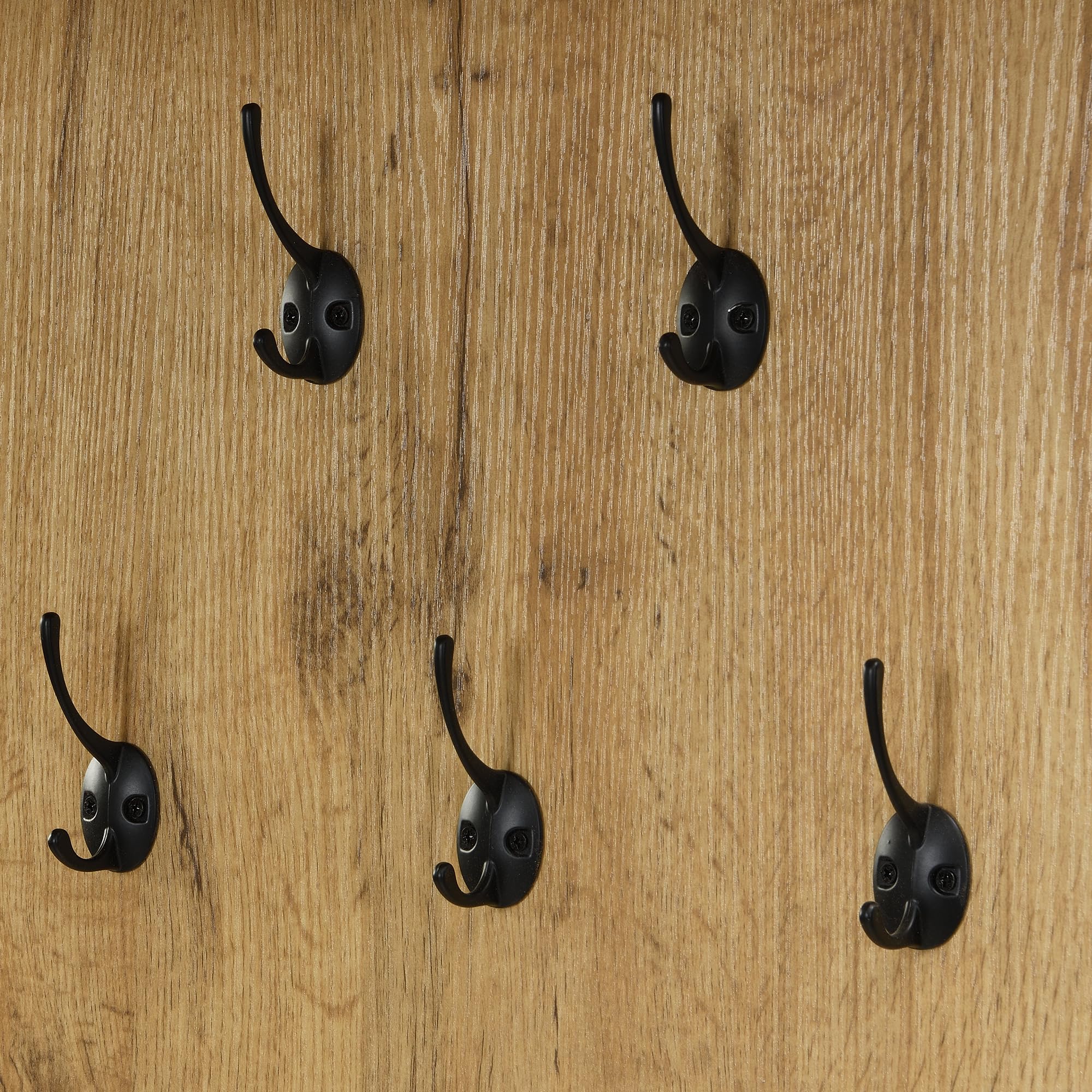 Il set di armadi comprende 5 ganci appendiabiti, uno specchio, una scarpiera, una zona superiore nascosta da appendere e una panca appendiabiti per il corridoio. (100 L x 38 W x 191 H (cm))