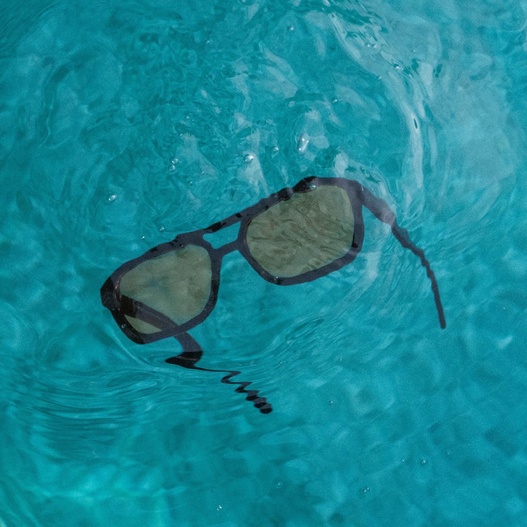 Purelei Sonnenbrille, Modische Sonnenbrille in Schwarz/Gold, UV400 Schutz, Oval/Eckige Form, Acetat/Metall Gestell, Inklusive Etui, Geschenk für Frauen