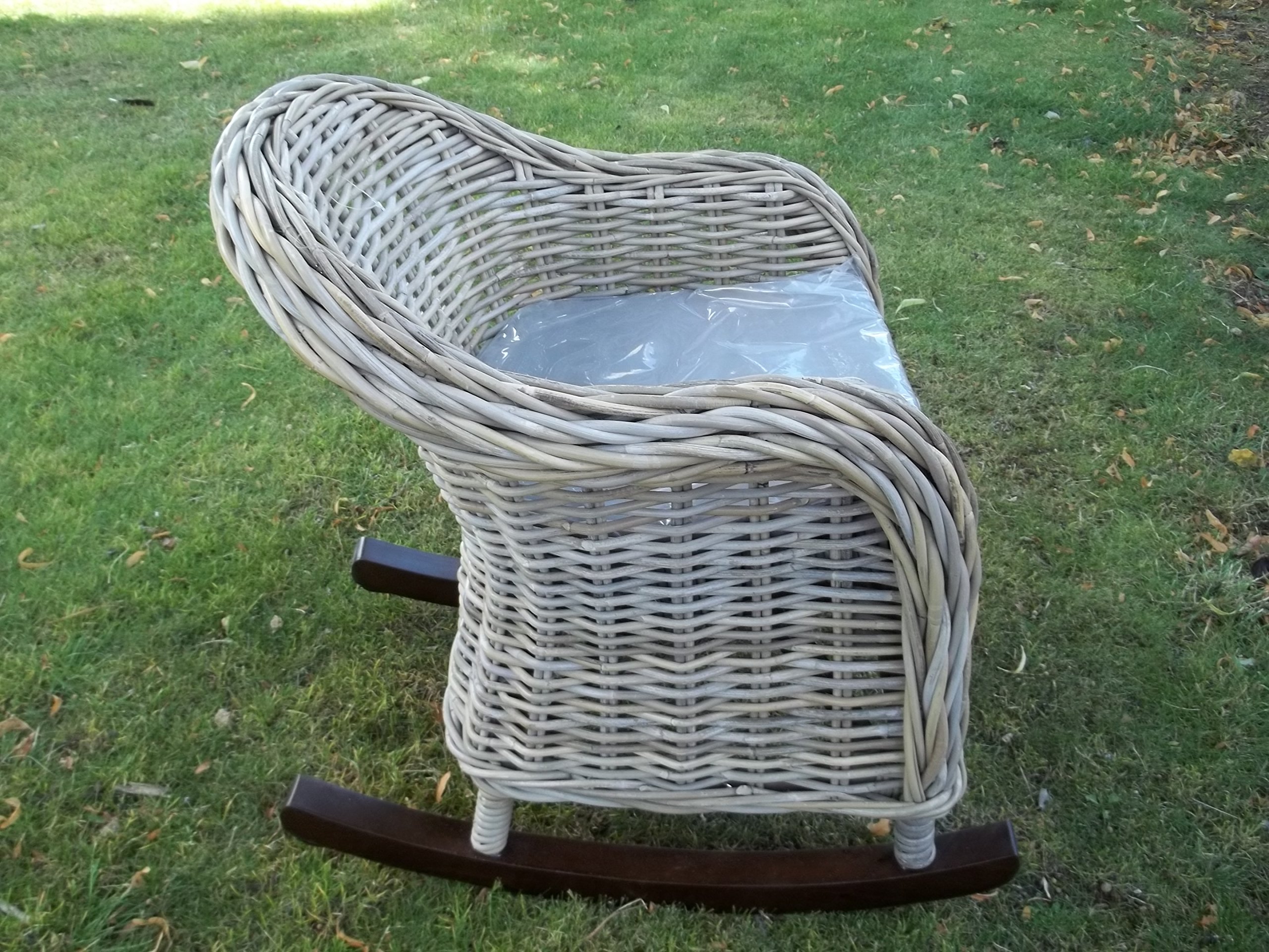 Sedia a dondolo junior in rattan e legno, esclusiva con cuscino