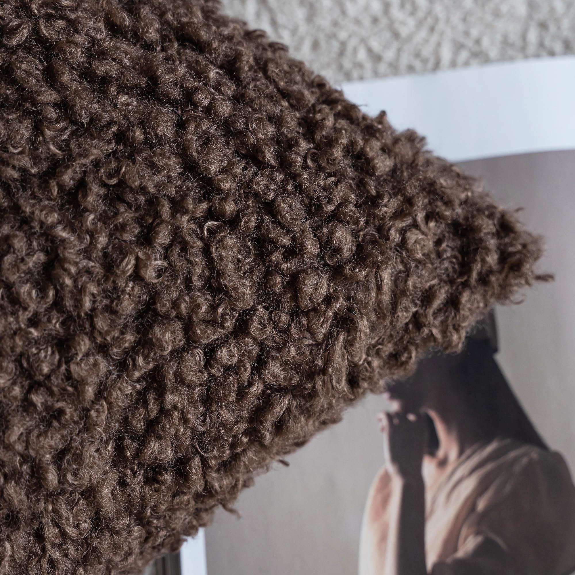 Neelvin Lot de 2 Housses de Coussin Décoratives en Sherpa Teddy Bouclé Boucle Épais 65x65 cm (26 x 26 Pouces) Housses de Coussin en Peau de Mouton Pelucheuse pour Canapé, Salon, Chambre Chocolat