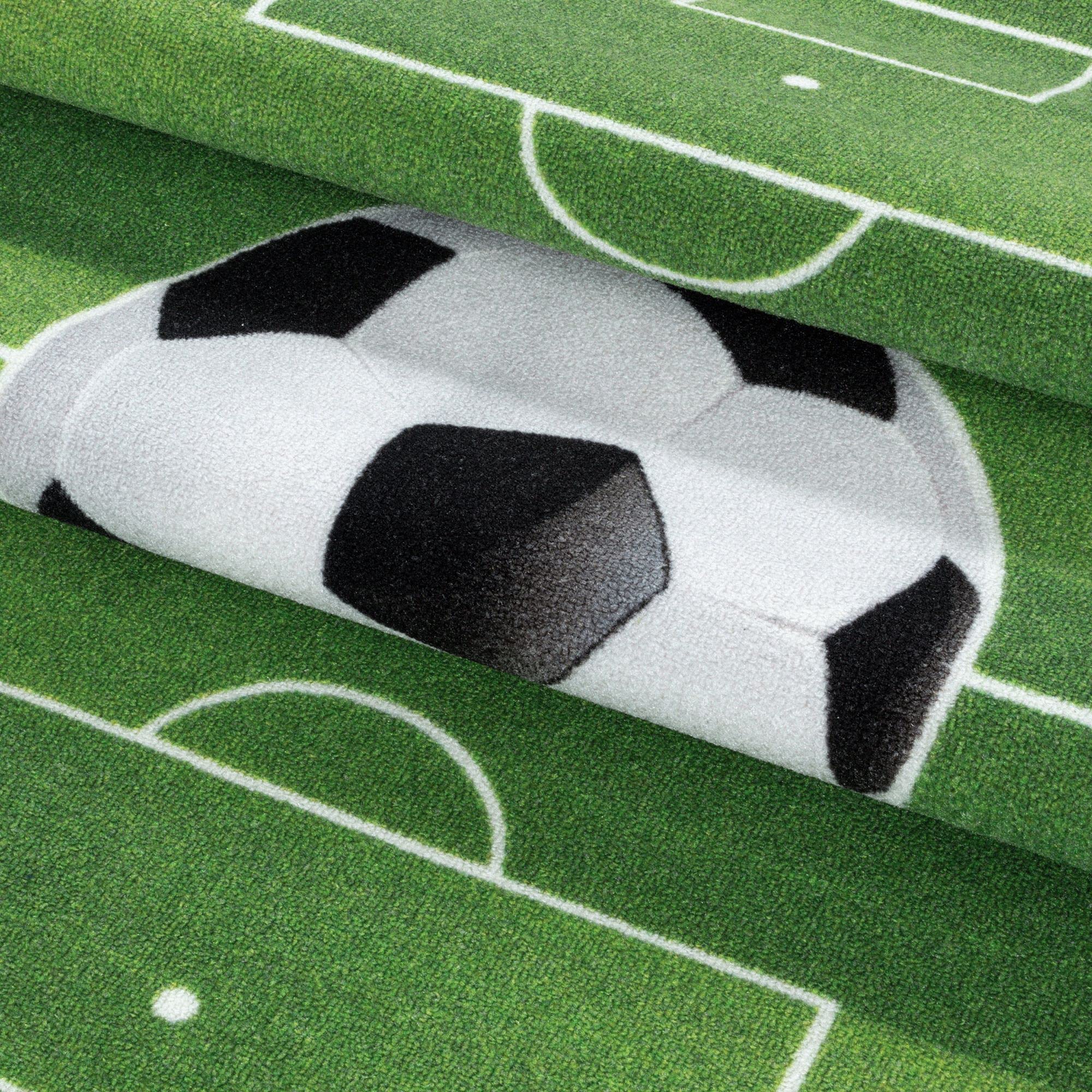 Carpetsale24 Kinderteppich Grün 140x200 cm Fußballstadion-Design Modern rutschfest Waschbar Pflegeleicht Extra Weich Antiallergen Babyteppich Kinderzimmer Jungen Mädchen