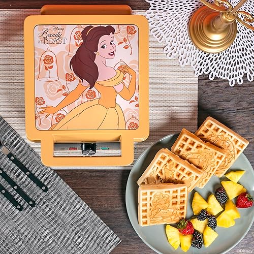 Uncanny Brands Oblea de lujo de la Bella y la Bestia de Disney - La Bella y la Bestia en tus waffles