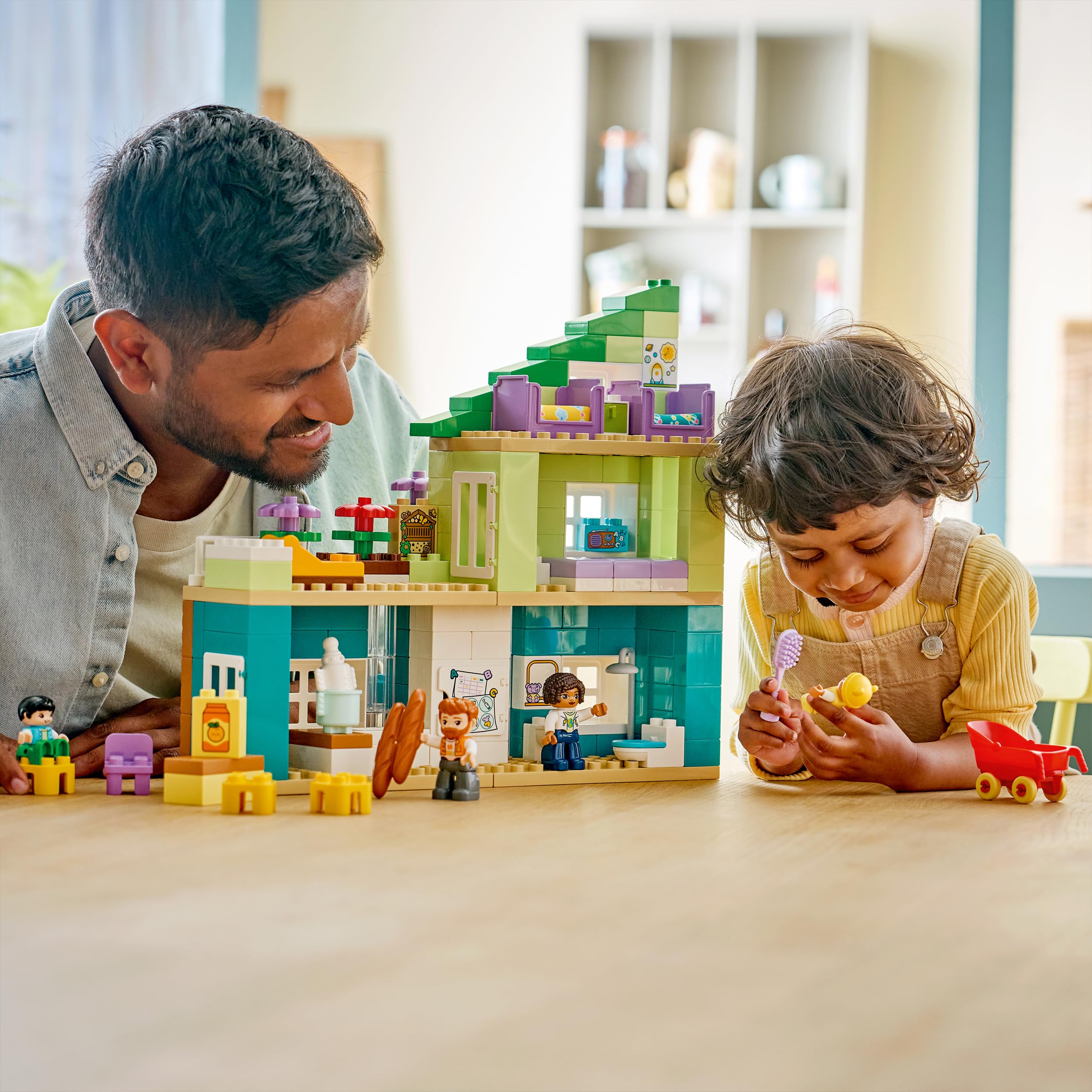LEGO Duplo Casa Familiar Moderna “3en1” con Figuras - Juego Educativo para la Motricidad Fina - Juguete Montessori Interactivo con Casa de Muñecas - Regalo para Niñas y Niños de 2+ Años - 10470