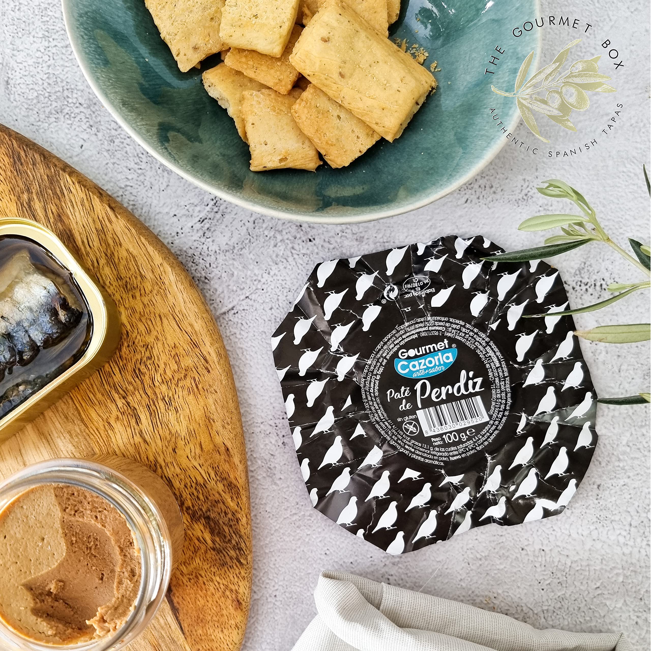 GOURMET BOX | Cesta Gourmet con Vino | Productos Ibéricos Delicatessen, Queso de Oveja 100%, Patés (Morcilla y Perdiz), Picos Gourmet y Vino Ramon Bilbao