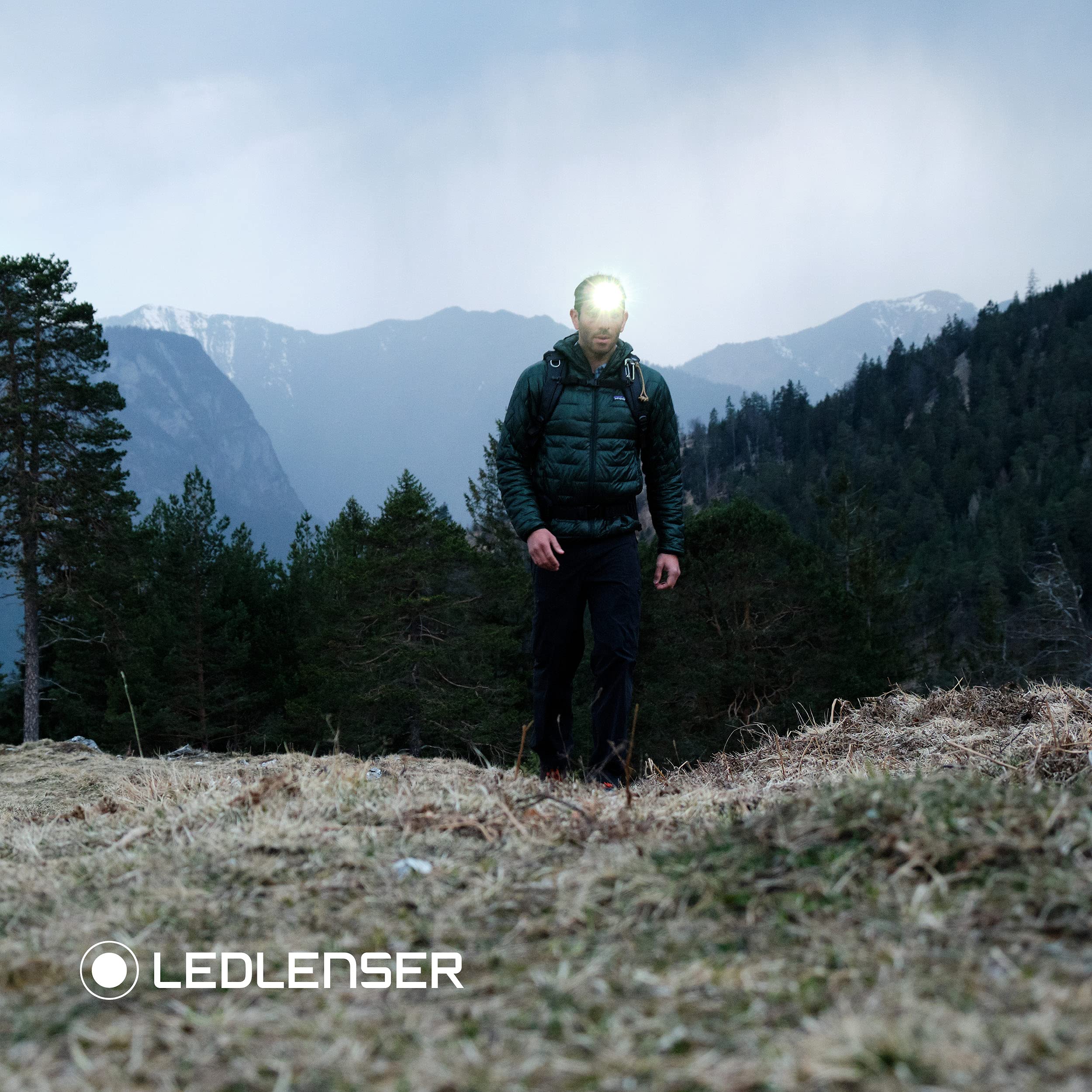 Ledlenser Linterna frontal LED para exteriores MH7, negro/azul, recargable con batería, 600 lúmenes, enfocable, duración lumínica de hasta 60h, luz roja, con 2 pilas AA, bloqueo de transporte