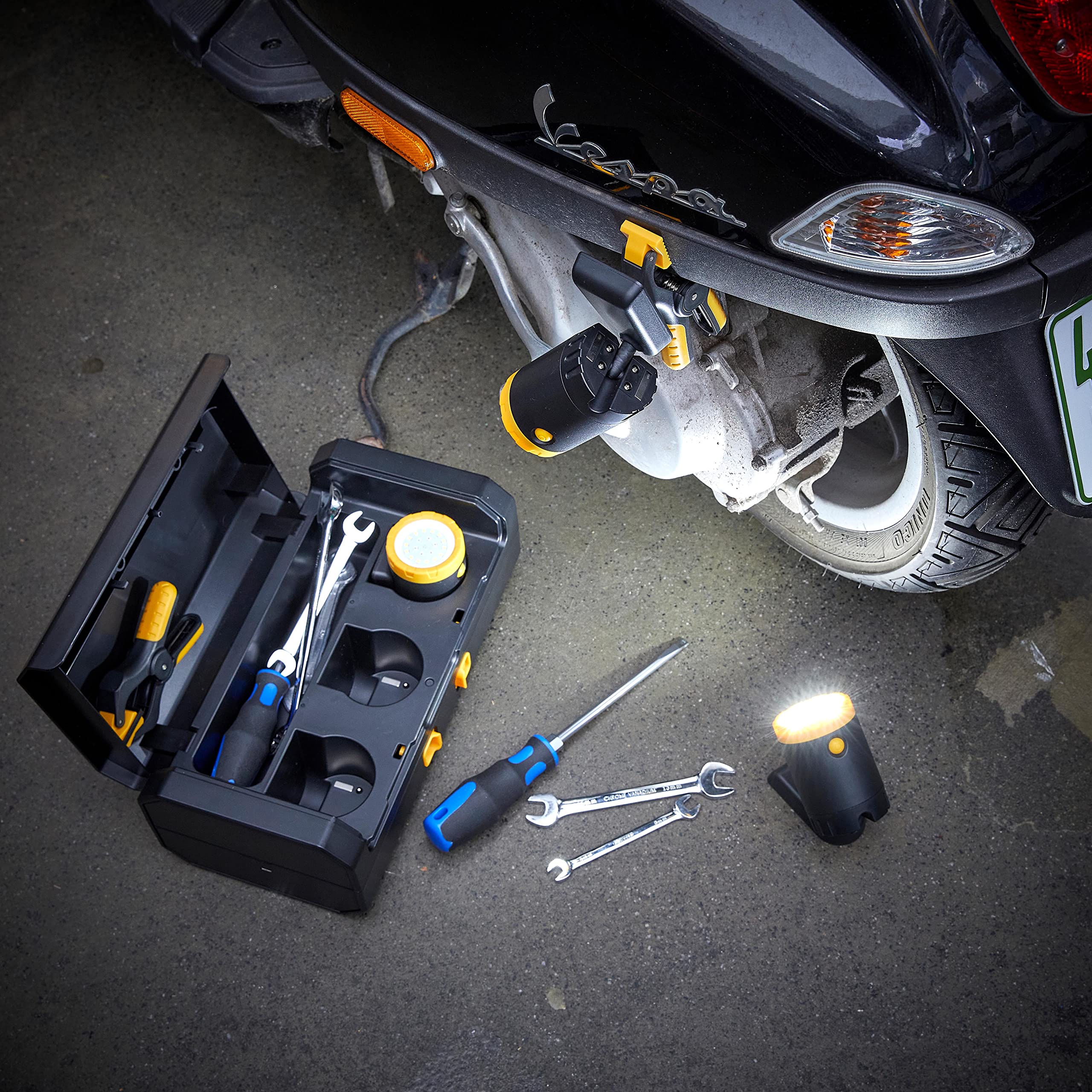 Northpoint LED 3x KFZ Arbeitsleuchten Inspektionslampen mit integriertem 2000mAh Akku 3er-Set mit Ladekoffer 2 Tischklemmen Magnethalterung