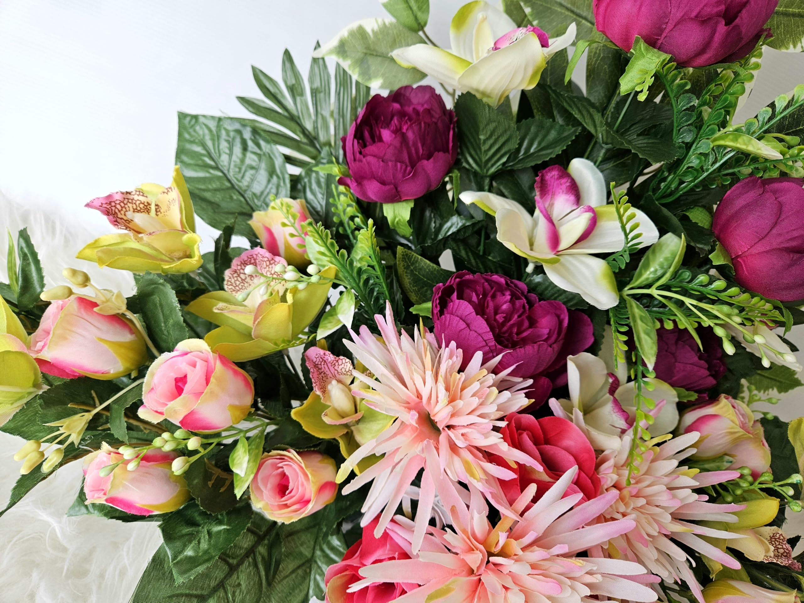Composition de Fleurs Artificielles Lesté Ciment, pour Une Parfaite Tenue à L' extérieur. Réalisé par nos Soins, Fleurs de Qualité.