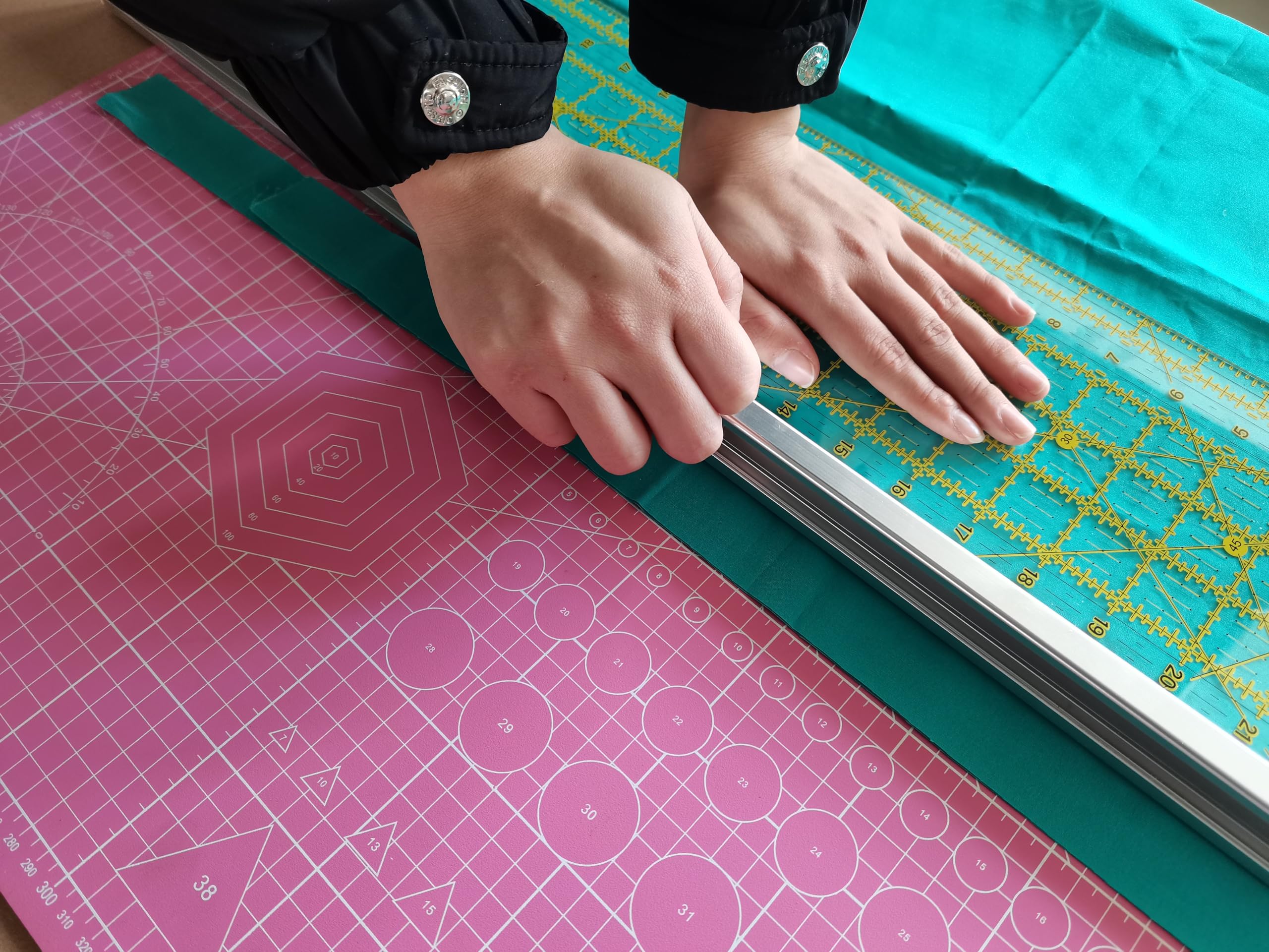 61 cm L x 15,2 cm B Rollschneider und Lineal, Kombination mit 2 zusätzlichen Klingen, Stoffschneider mit ergonomischem Griff für einfaches Schneiden von Stoff