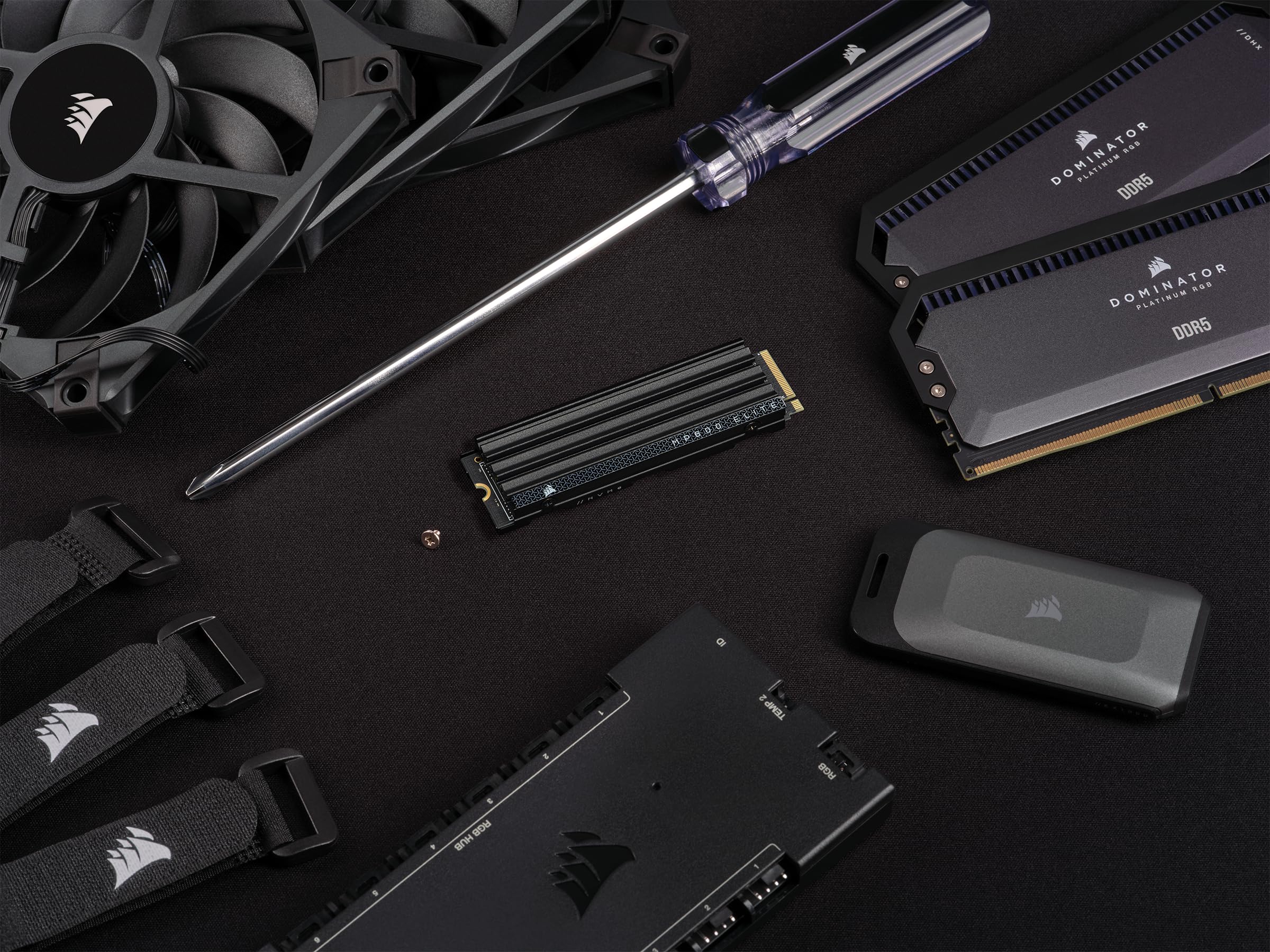 Corsair MP600 ELITE 1TB M.2 PCIe Gen4 x4 NVMe SSD con Dissipatore Incluso - M.2 2280 - Fino a 7.000 MB/sec in Lettura Sequenziale - NAND 3D TLC ad Alta Densità - Nero