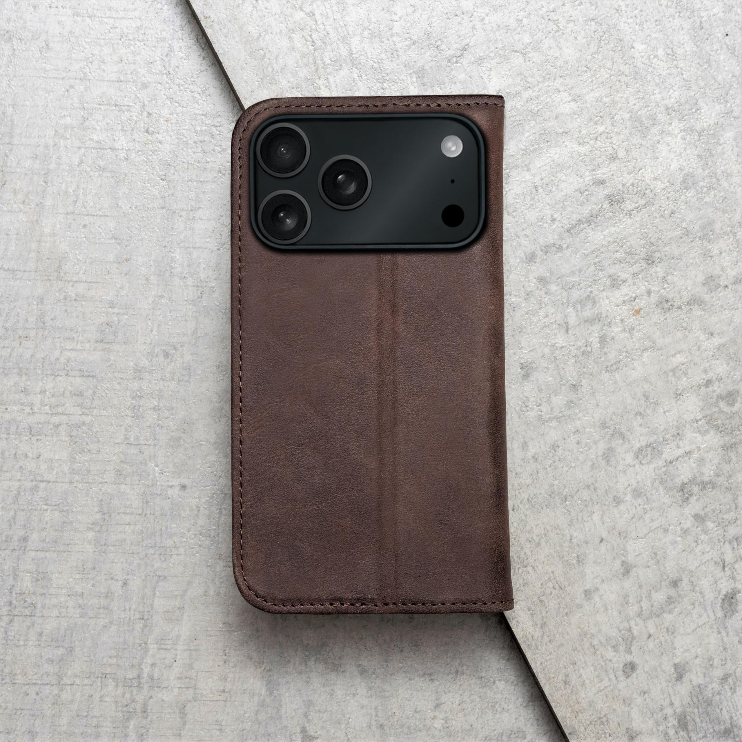 Porter Riley – pelle compatibile con iPhone 17 Pro Max. premium in vera pelle con funzione supporto/portafoglio/copertura pieghevole, con slot per carte e supporto orizzontale (Marrone cioccolato)