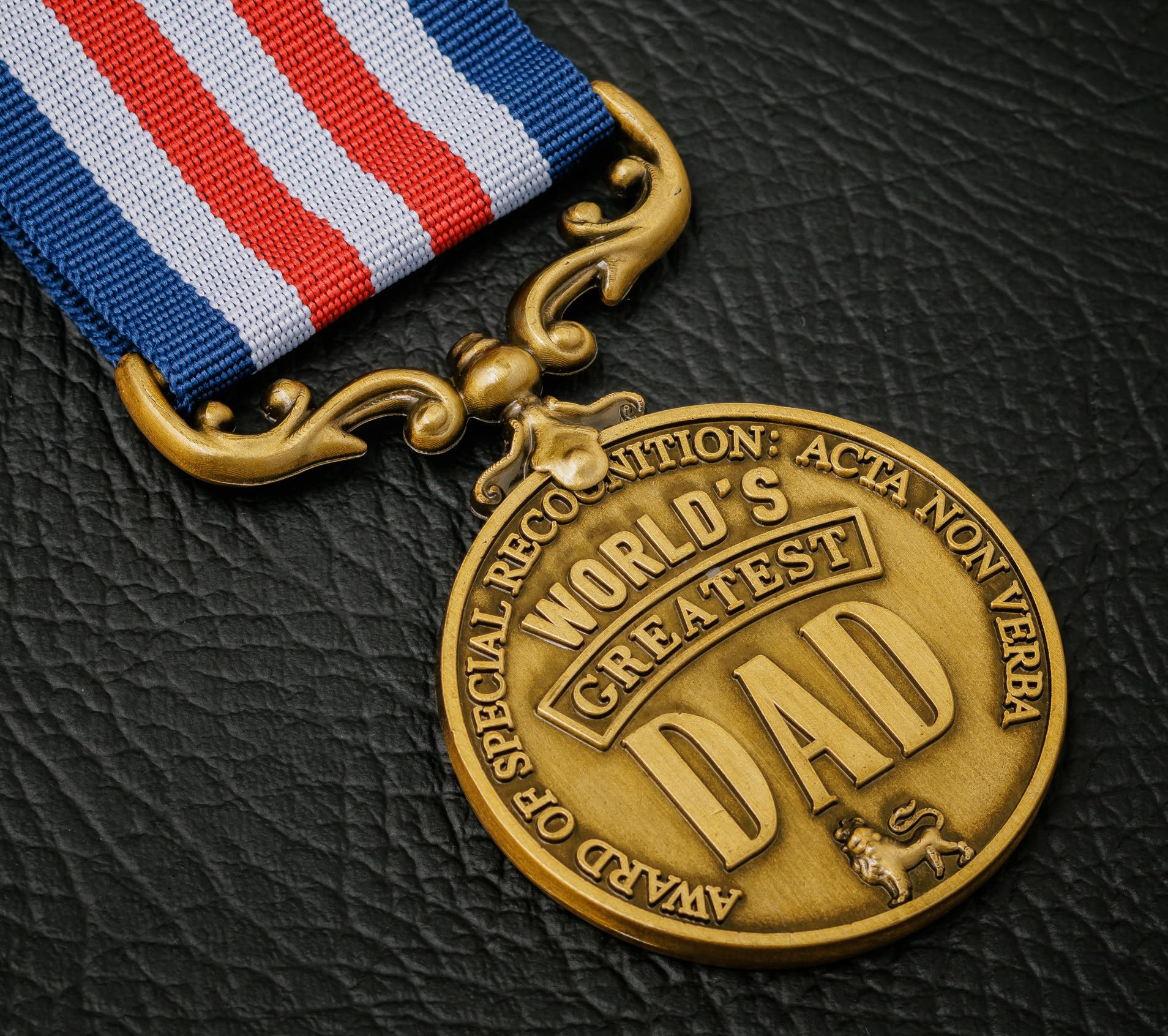 The Commemorative Coin Company 'WORLD'S GREATEST DAD' Service & Bravery Medal. Gold. Gift/Present/Father. Birthday