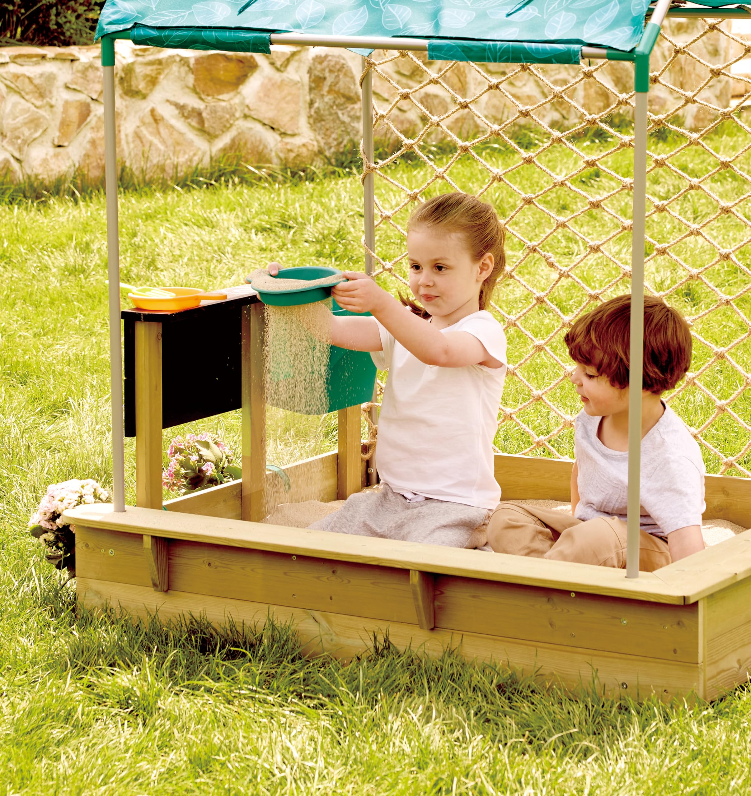 Hape Outdoor Sandkasten mit Dach, Netz & Spielzubehör – All-in-One Sandkasten-Set, Outdoor Spielzeug