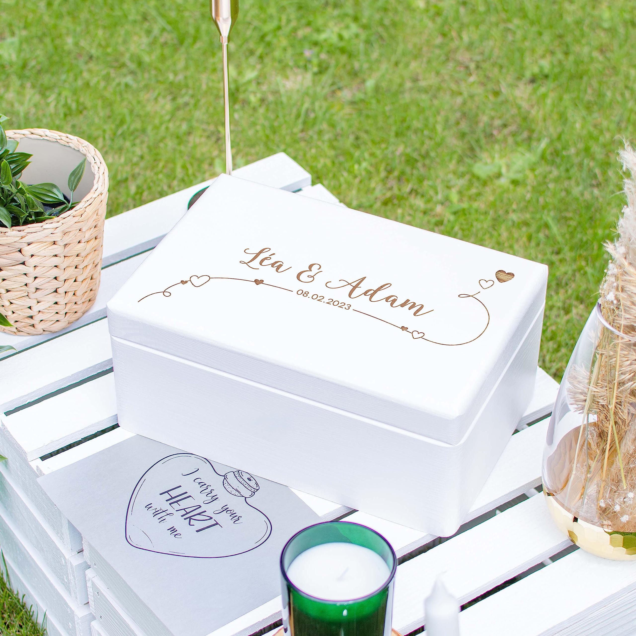 LAUBLUST Boîte à souvenirs de mariage personnalisée | Caisse en bois de rangement avec couvercle gravé - Moitiés | Cadeau pour les mariés - FSC® (Blanc sans fermeture, env. 30 x 20 x 14 cm | M)