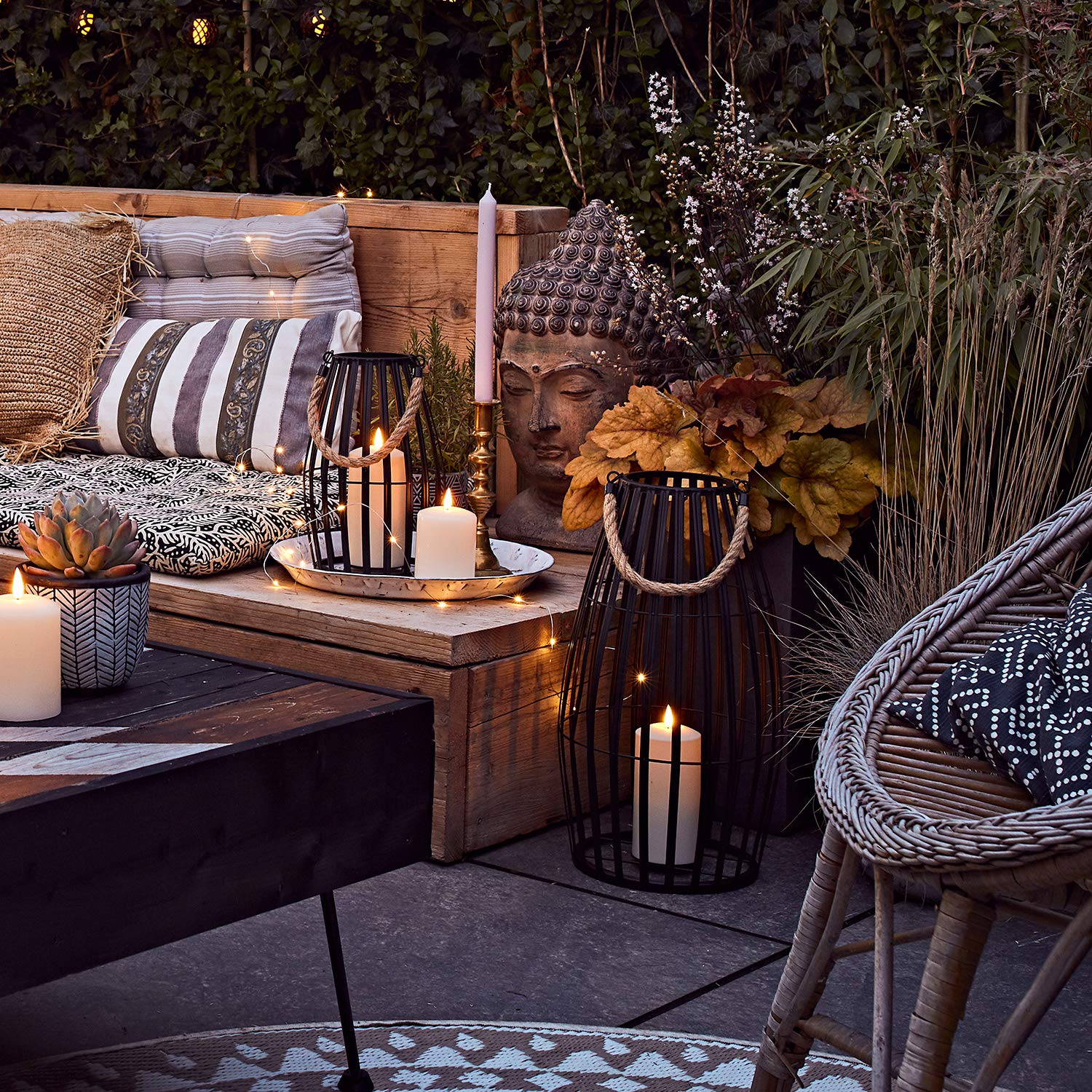 Lights4fun Set di 2 Lanterne di Metallo Nero con TruGlow® Candele a Pile per Uso in Esterni