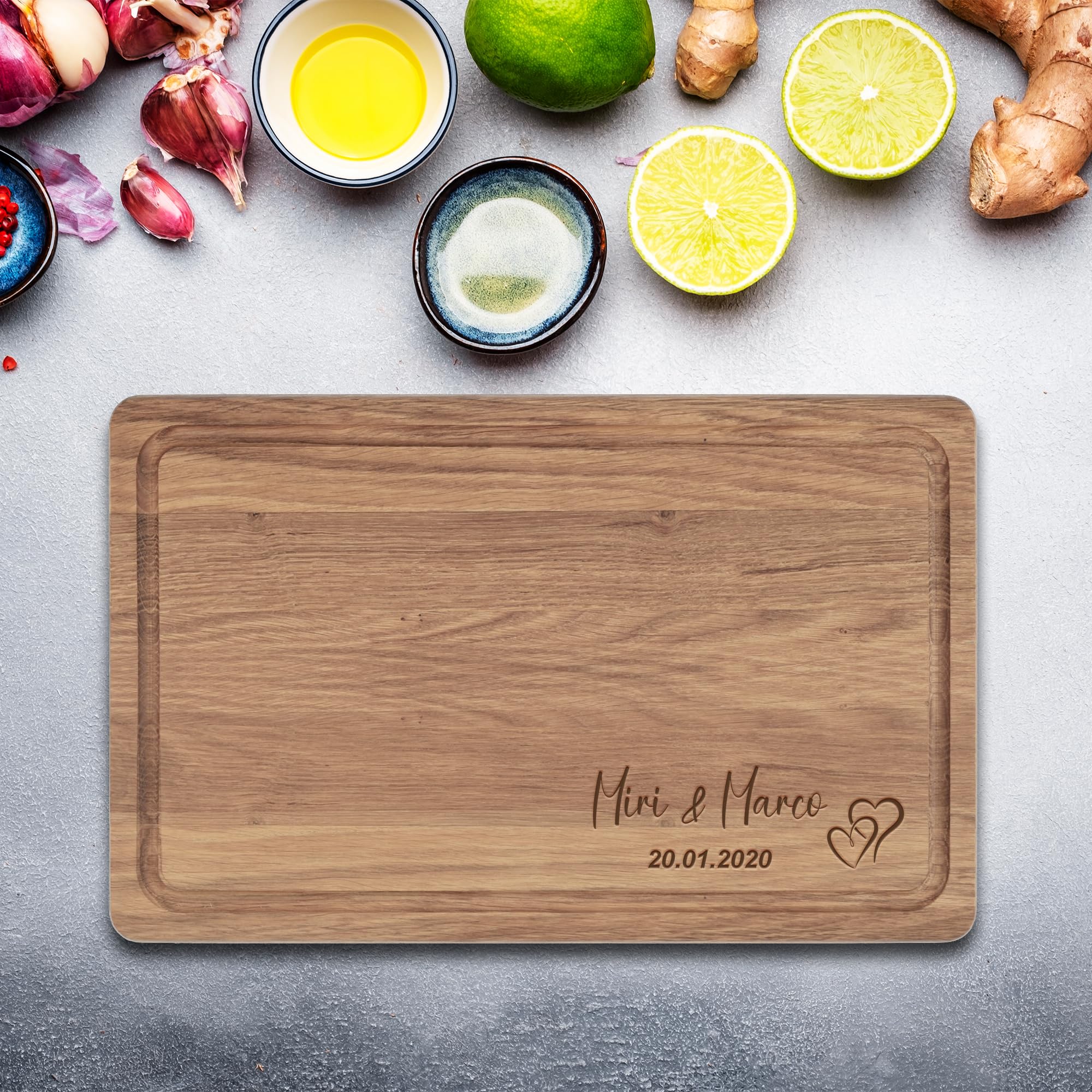 Hochzeitsgeschenk personalisiert mit Name | XL Schneidebrett Holz | Hochzeitsgeschenke für Brautpaar | Jahrestag Geschenk für ihn sie | Eiche 40x25x2cm | Geburtstag Männer Frauen (Herzen)