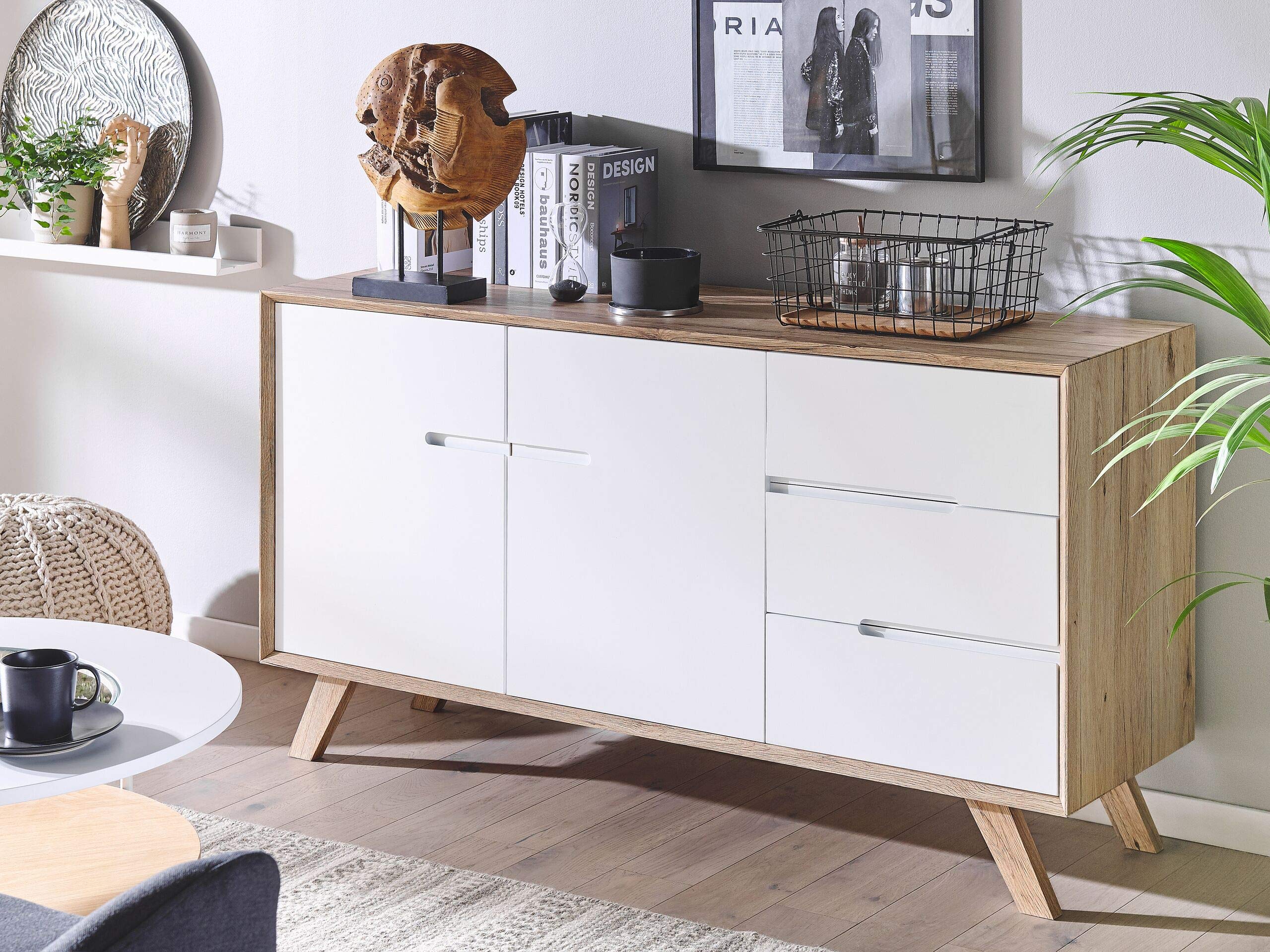 Commode Buffet Effet Bois avec Compartiments à Portes et 3 Tiroirs Meuble de Rangement Élégant pour Chambre ou Salon au Style Scandinave Beliani