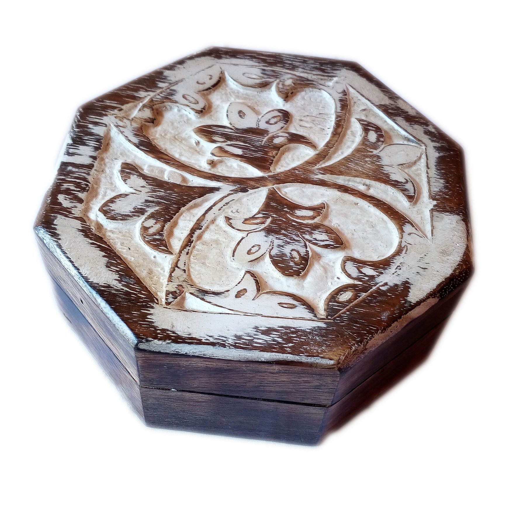 Boîte à bijoux en bois blanchi gravé pour organiser et protéger vos objets