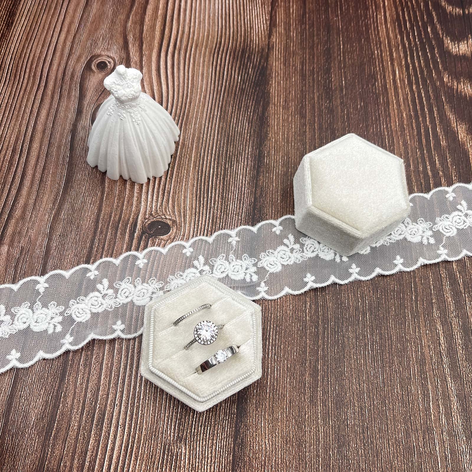 Caja De Terciopelo Para Anillos Con 3 Ranuras, Soporte Octog | Meses