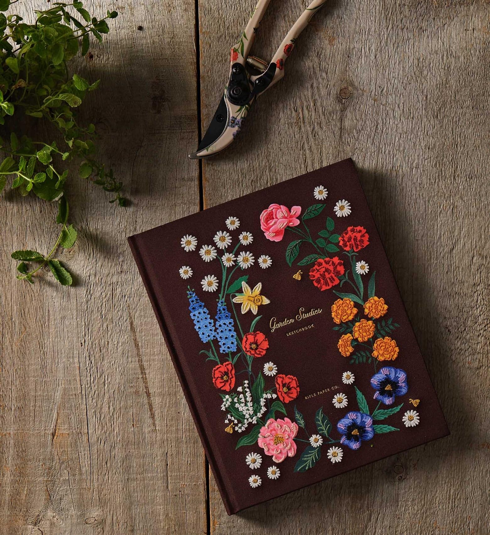 RIFLE PAPER CO. Garden Study Carnet de croquis brodé 108 pages vierges pour croquis, 26 cm de long x 21 cm de large, couverture en tissu avec broderie florale, avec ruban gros-grain marque-page