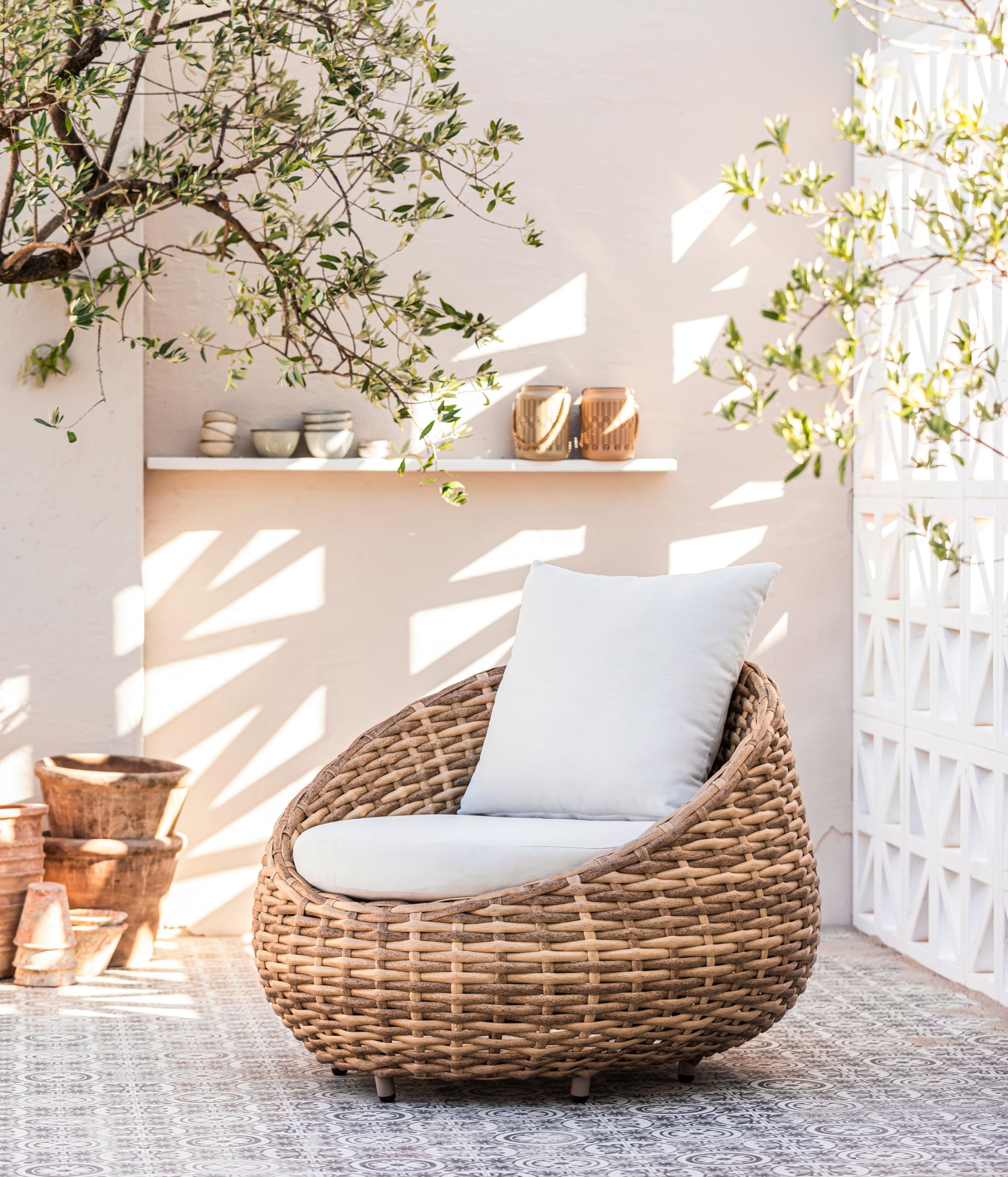 Dehner Sessel Tulum, Geflechtsessel wetterfest, Lounge Möbel Outdoor, 97 x 95 x 76 cm, Aluminium / Kunststoff / Polyester, braun / weiß