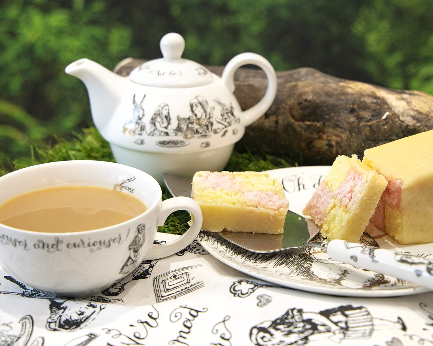 V&A Alice in Wonderland Cake Slice in Gift Box, Stainless Steel/Porcelain, White, 26.5 cm