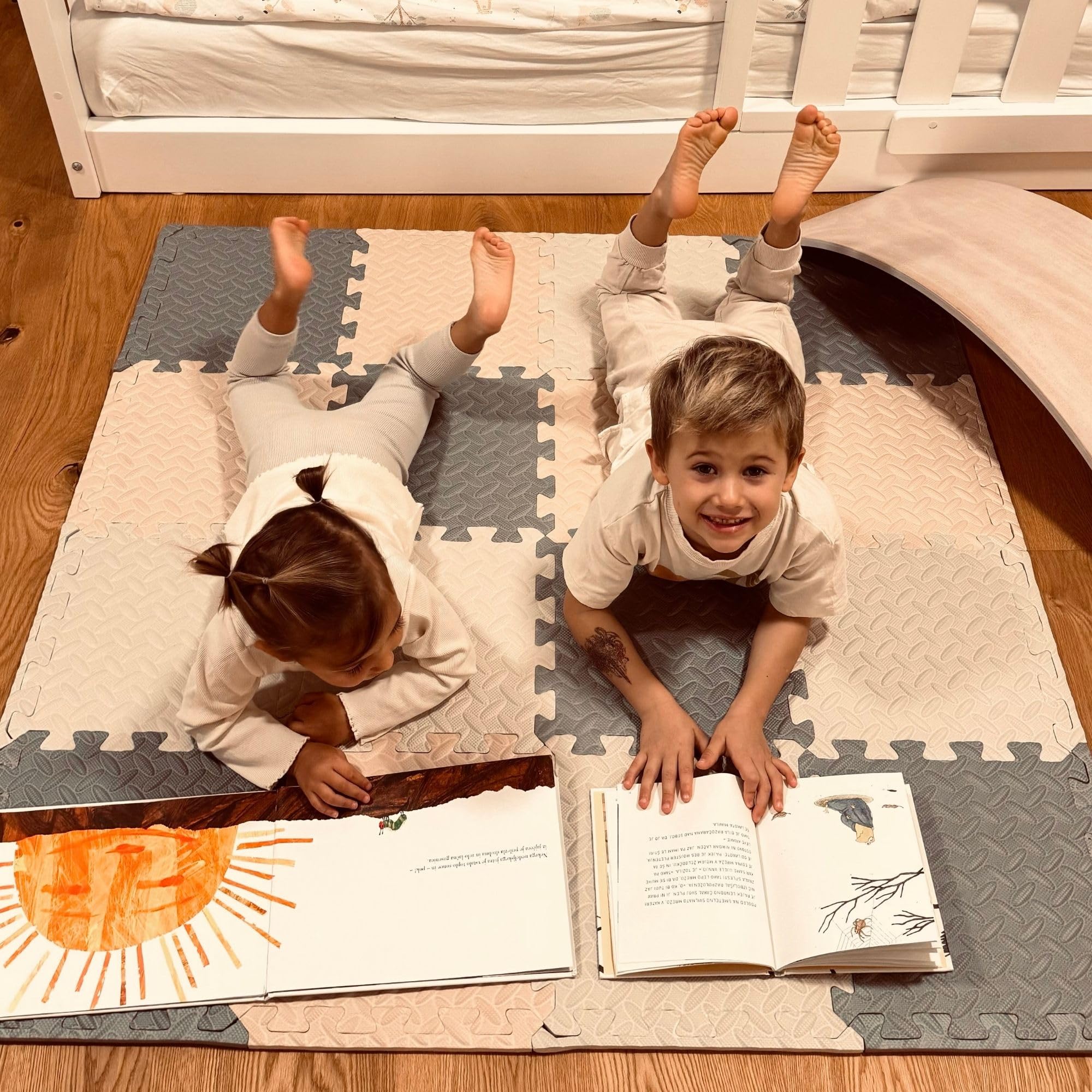 Kidkool Puzzlematte Spielmatte für Baby u. Kinder mit 18 Stück in Grau, Weiß und Beige Farben - 100% Ungiftig, rutschfest und Abwischbar | PUZZLEMAT