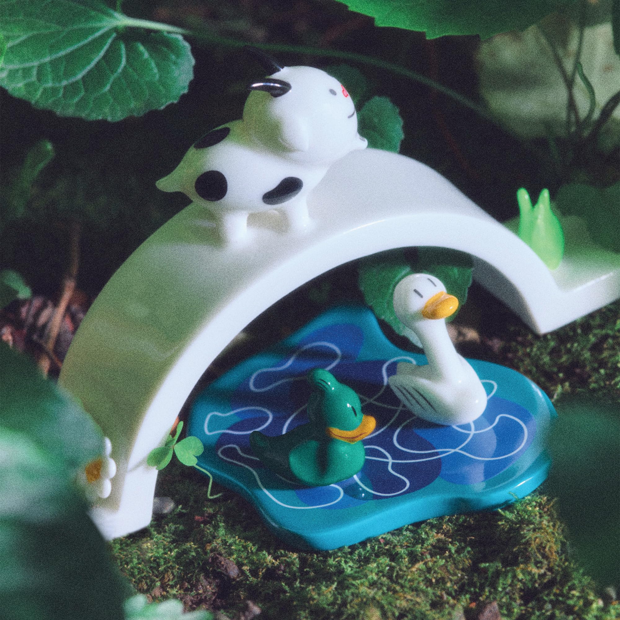 Alessi Signorina Due Cornetti AGJ01 17 – Krippenfigur aus Porzellan, Handdekoriert, Mehrfarbig
