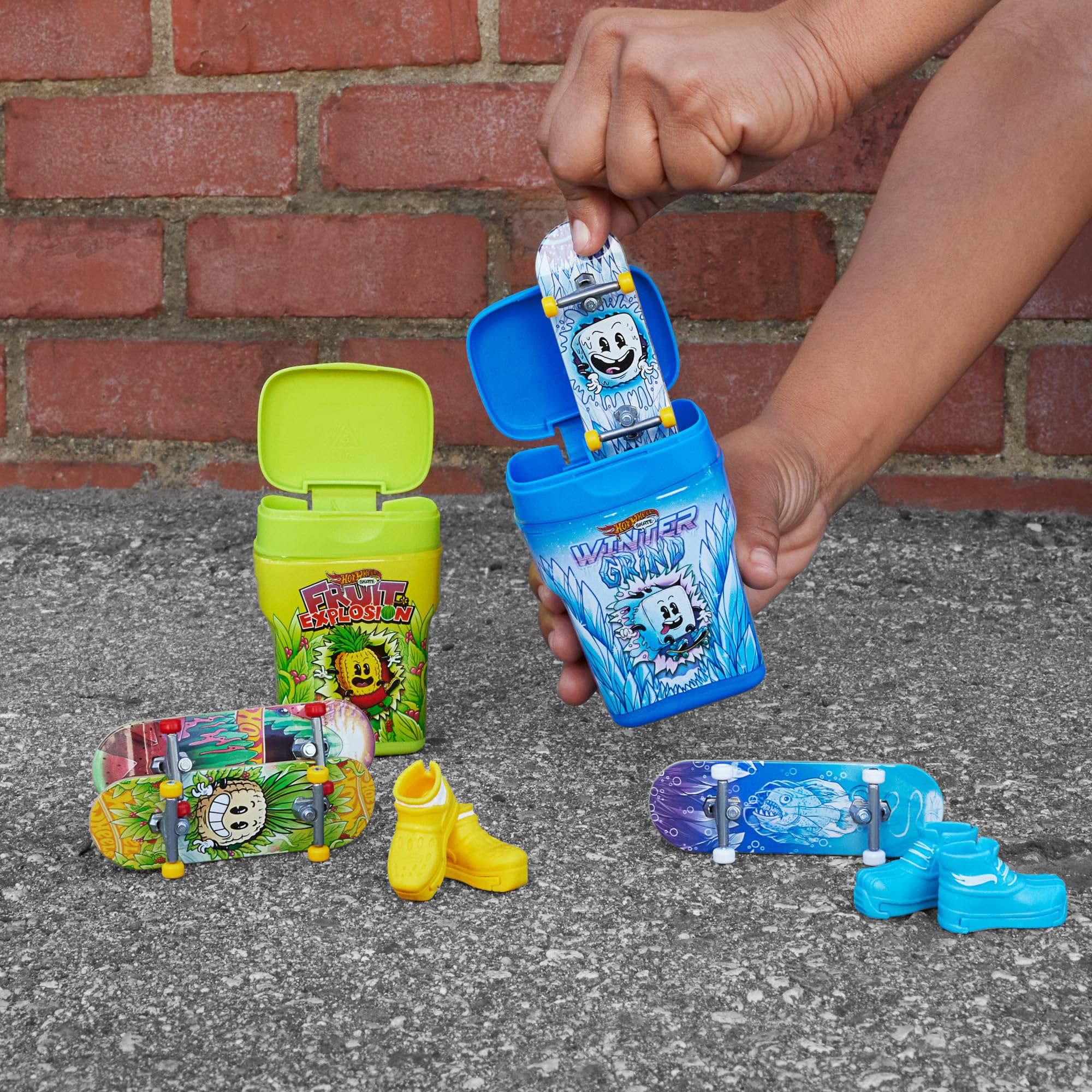 Hot Wheels Skate - Pacchetto Skate Profumati, include 2 tavole fingerboard esclusive 1 paio di scarpine da skate, 2 contenitori profumati, giocattolo per bambini, 5+ anni, HWV21