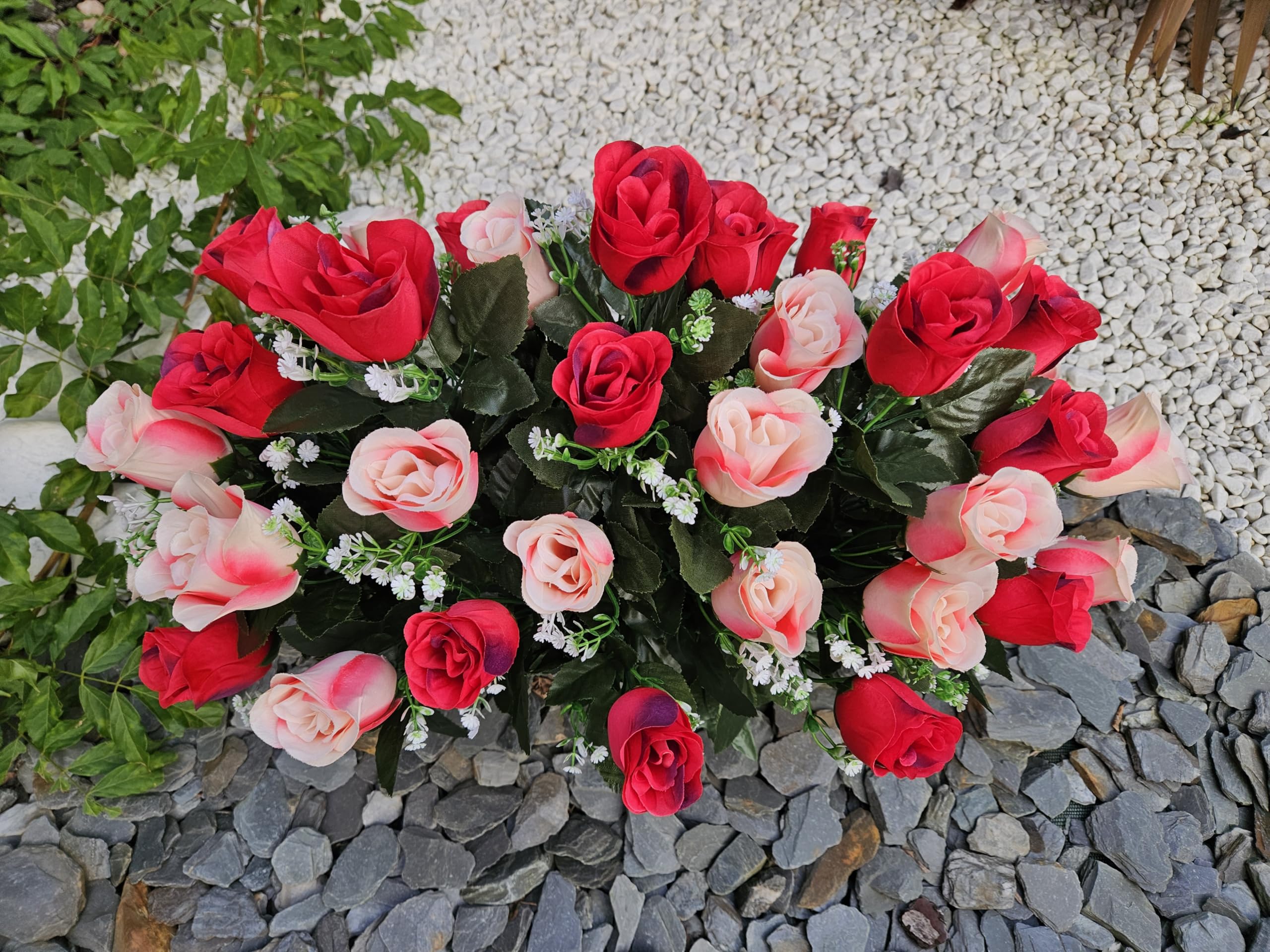 Composition de Fleurs Artificielles Lesté Ciment Pour Une Parfaite Tenue à L' extérieur. Réalisé Par nos Soins, Fleurs de Qualité.