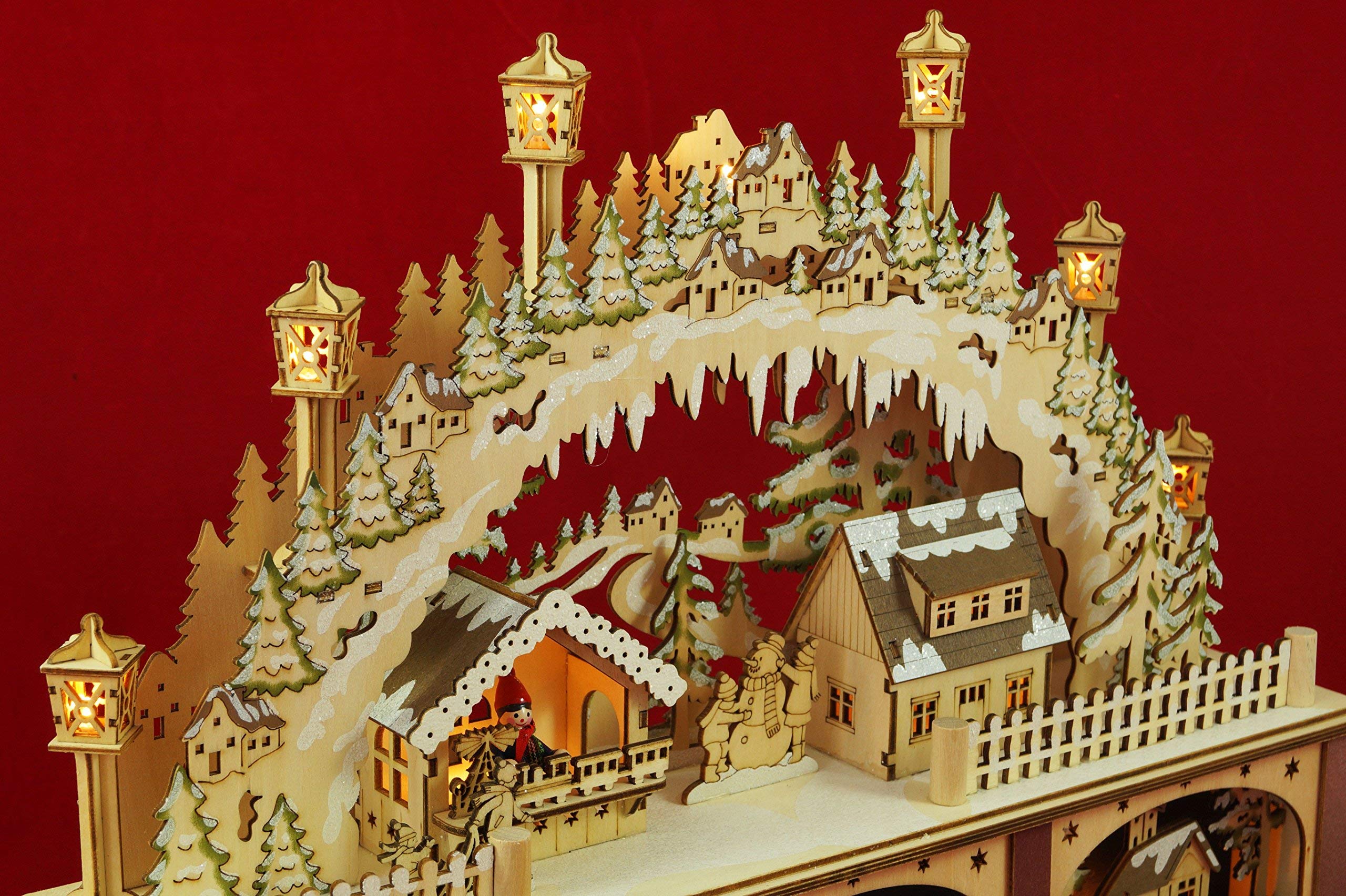 Wichtelstube-Kollektion XL Holzkunst LED Schwibbogen mit Podest Weihnachtsdorf Schwippbogen Lichterbogen Echtholz, Batteriebetrieben mit Timer, Weihnachtsdeko Fensterbank, 45cm Breite