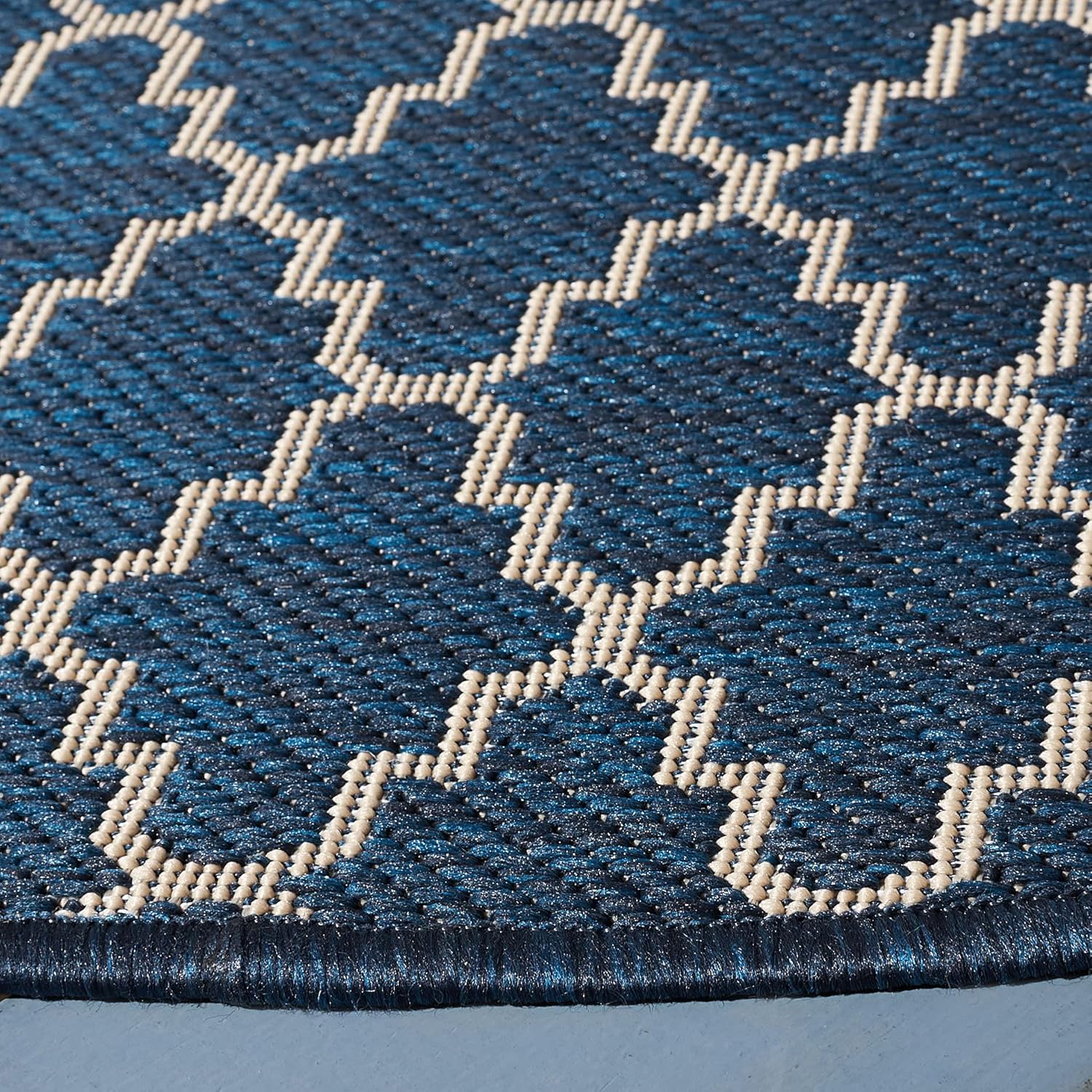 SAFAVIEH Washable Rug Outdoor Courtyard Collection - 6'7" Round, Navy & Beige, Non-Shedding & Easy Cleaning, Ideal for Patio, Backyard, Mudroom (CY6919-268)