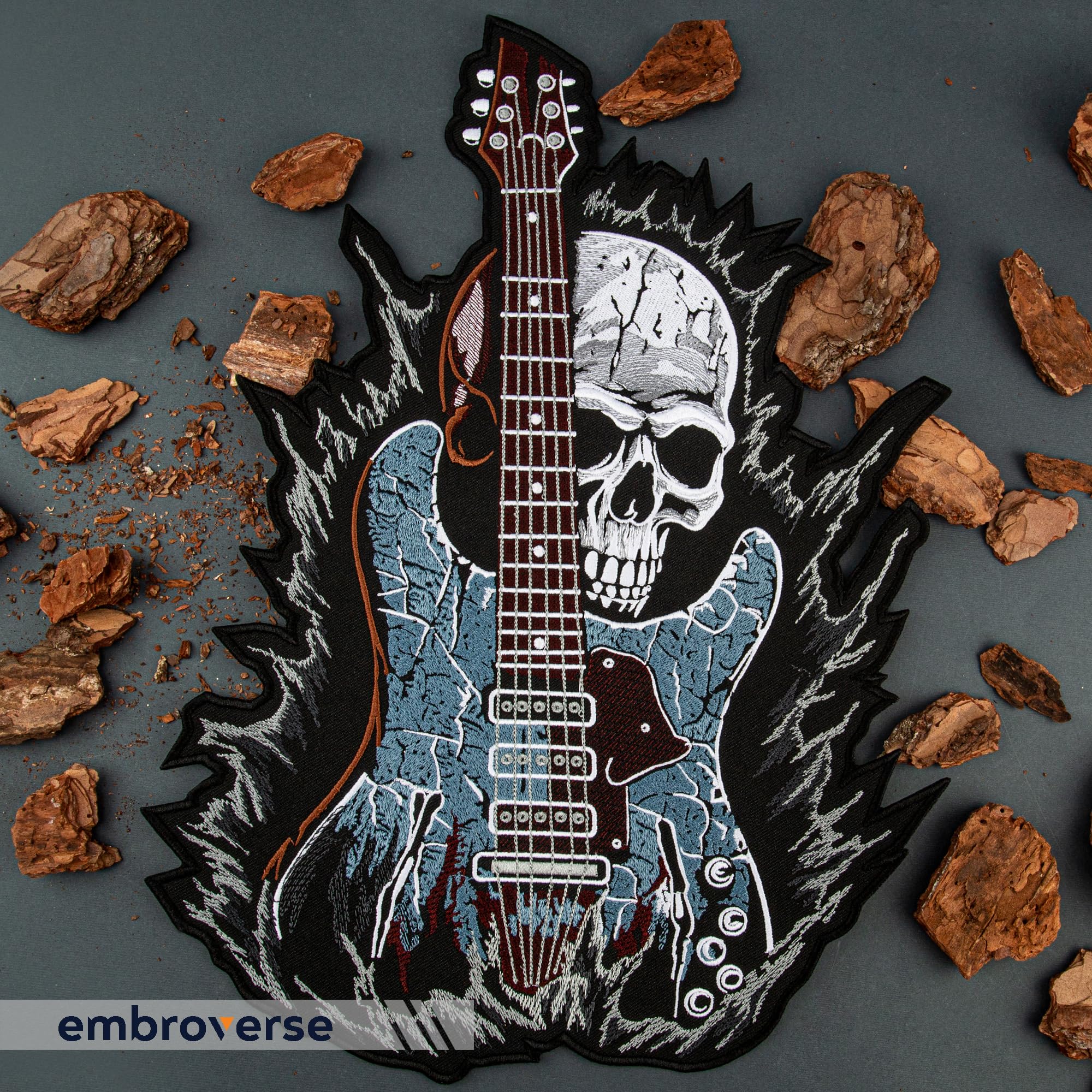 EMBROVERSE Rock Gitarre Totenkopf Rückenaufnäher, Bestickt zum Aufbügeln | Heavy Metal Rocker, Punk Band, Musikfestival Skelett Biker; Geschenk für Jeansjacken, Westen, Hoodies, Rucksäcke, Taschen