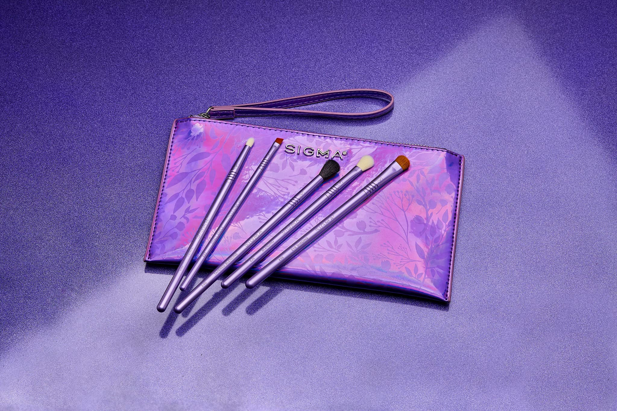 Sigma Beauty Enchanted Eye - Juego de 5 brochas de maquillaje de ojos para mezclar, sombrear, forrar y difuminar, incluye elegante bolsa de maquillaje pequeña negra (6 piezas)
