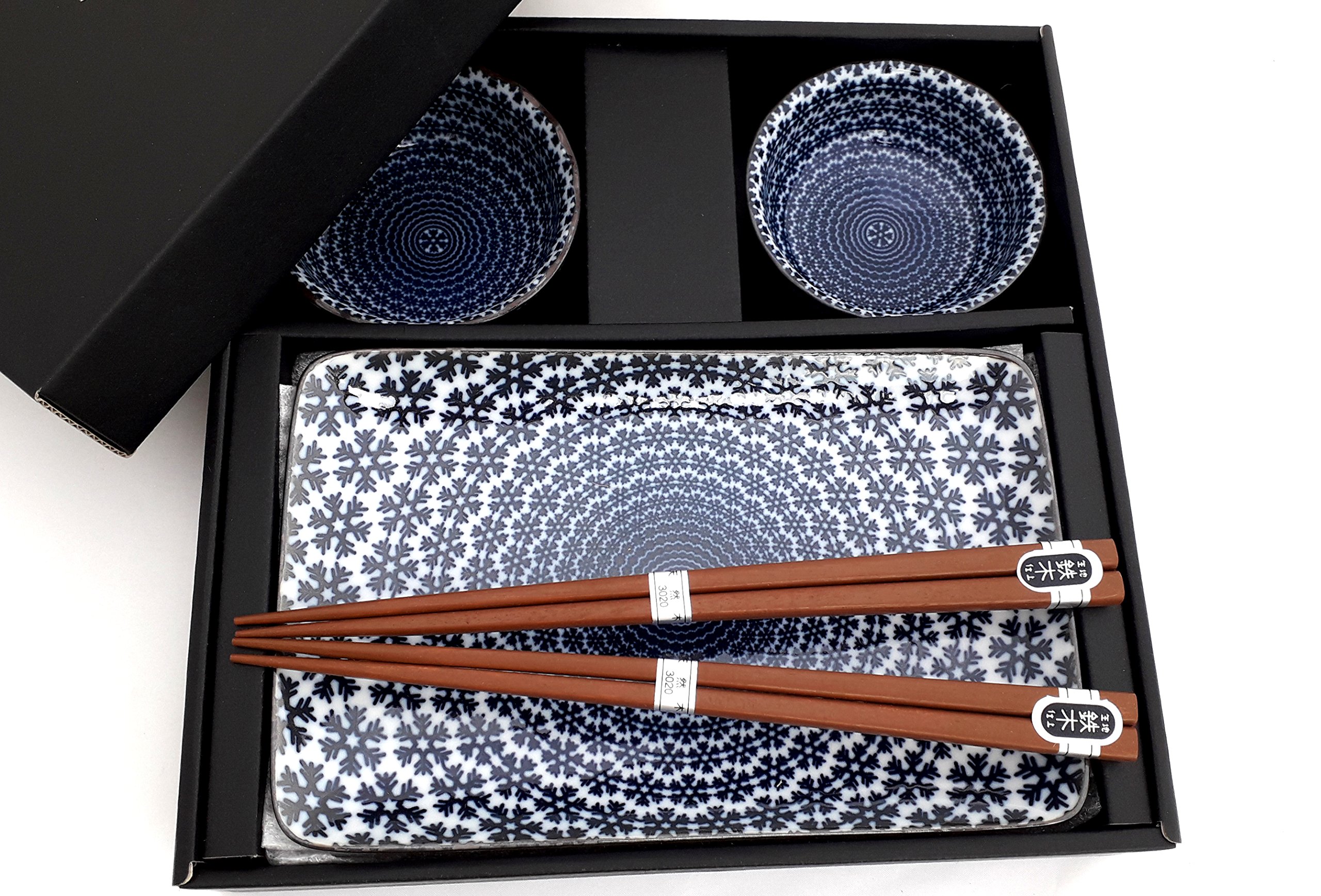 Juego de sushi YUKI Original Japonés Sushiset en blanco y azul, servicio de sushi de porcelana, dos platos de sushi, dos cuencos pequeños, dos palillos en caja de regalo