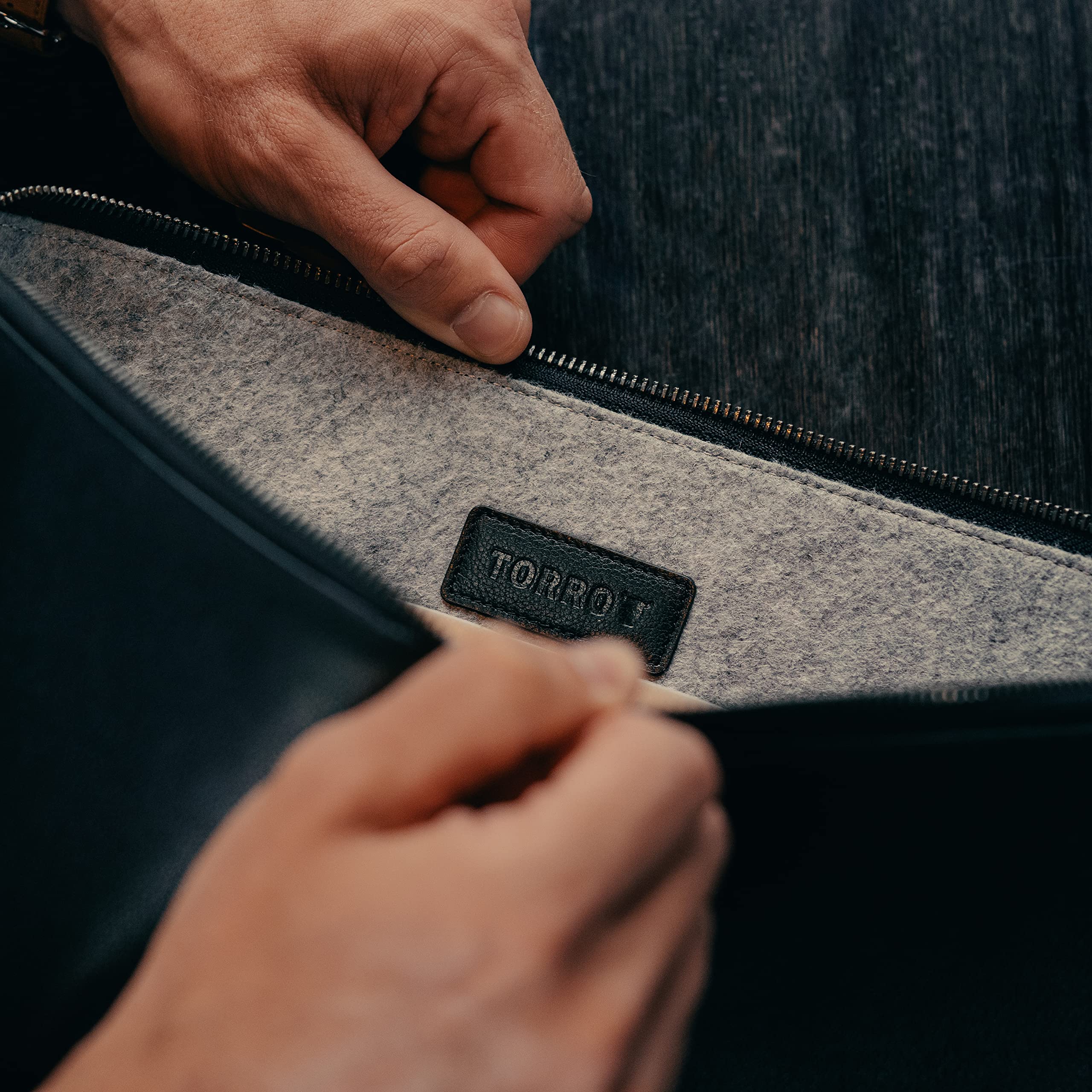 TORRO Maletín para portátil - Funda de Cuero Genuino para portátil con Cierre de Cremallera y Forro de Fieltro de Lana Compatible con portátiles de 13 a 15,6 Pulgadas (Negro)