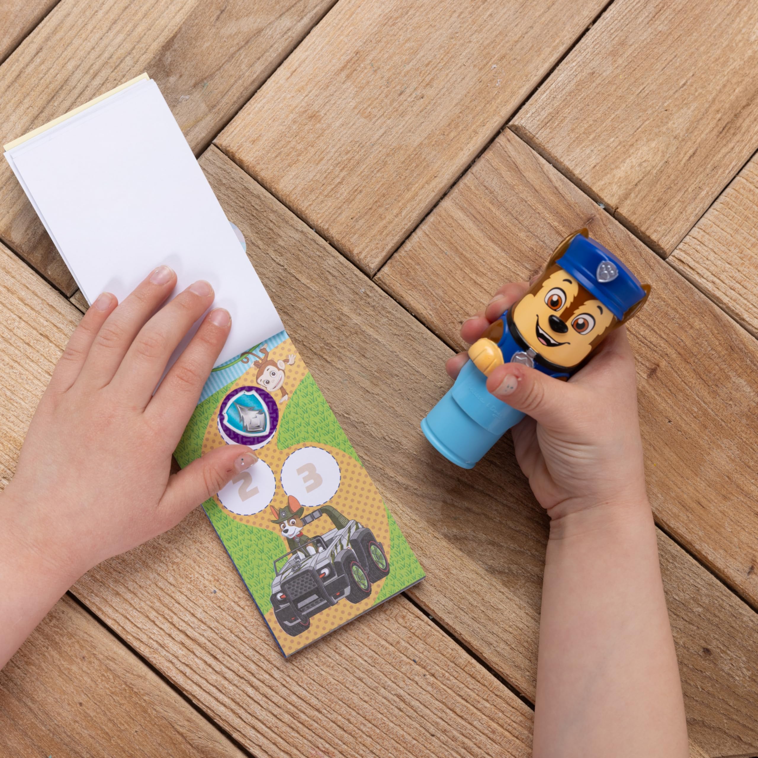 Melissa & Doug Naklejka Wow! Mini podkładka do aktywności i ponad 200 naklejek uzupełniających do stempli sztuki i rzemiosła Fidget Toy Collectibles – naklejki PAW Patrol – certyfikat FSC