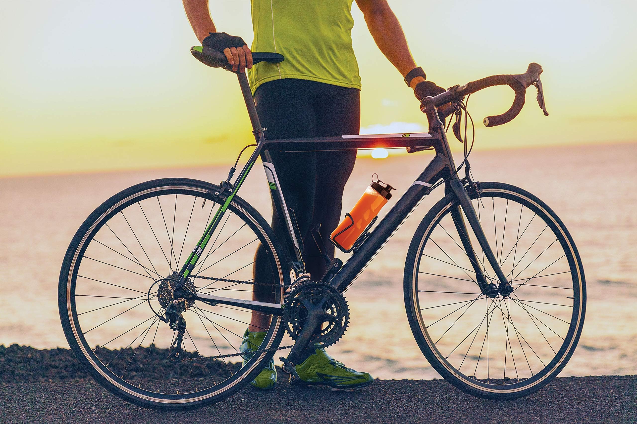 خلاط رياضي شخصي صغير من بلاك اند ديكير، بقوة 300 وات، 16 قطعة 4 في 1، لصناعة عصير السموذي واداة عصر الحامض ومطحنة، فضي/ اسود- موديل SBX300BCG-B5، ضمان لمدة عامين، 300.0 واط صورة المنتج 4