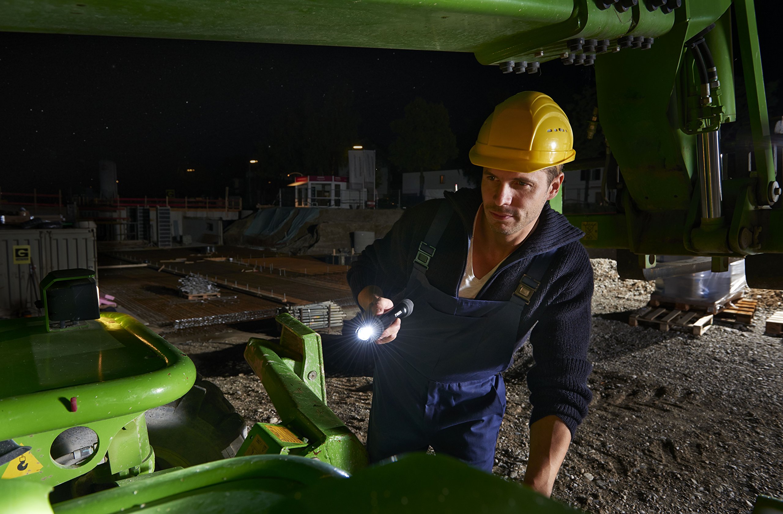 Varta 18701 Torcia LED a Mano Indestructible Flashlight F20, 1 Watt, 2 pile Stilo AA Longlife Power Incl, 170 Lumen corpo alluminio resistente a urti, cadute 4mt, acqua IPX4, per attività Outdoor e Professionali, gancio integrato