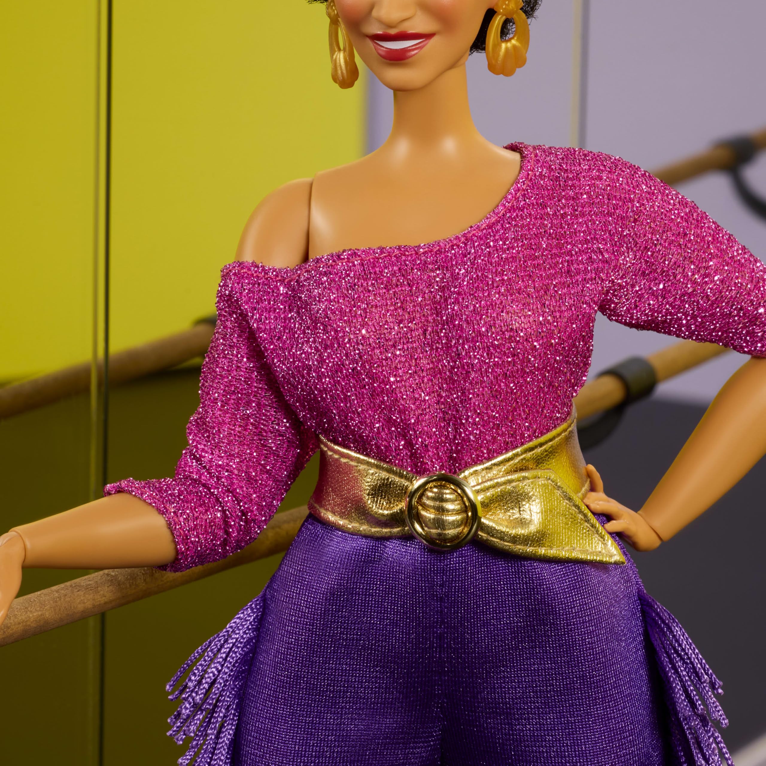 Barbie Signature - Debbie Allen, bambola snodata della collezione Tribute con top a spalle scoperte, cintura dorata e pantaloni viola con frange e scaldamuscoli, 6+ anni, JBJ24