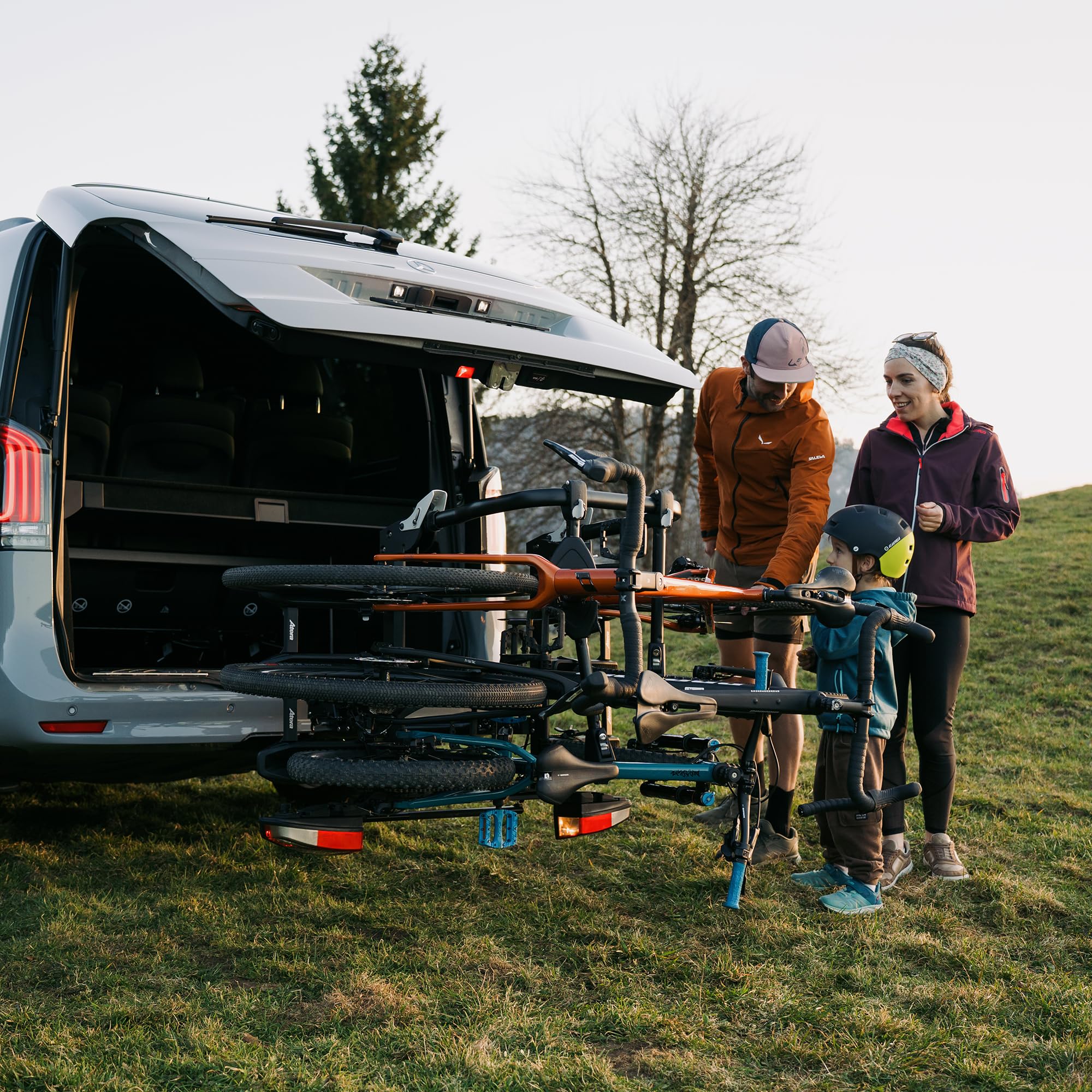 Atera Fahrradheckträger Forza L, für 3 Fahrräder, Schwarz | Auto-Kupplungsträger mit Rückleuchten, faltbar, für 3 Fahrräder oder schwere E-Bikes, Art. Nr. 022801