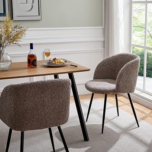 Miniatura 4 de NORDICANA Juego de 2 sillas decorativas, sillas de comedor mullidas de sherpa con respaldo de barril, sillones tapizados de piel sintética con patas