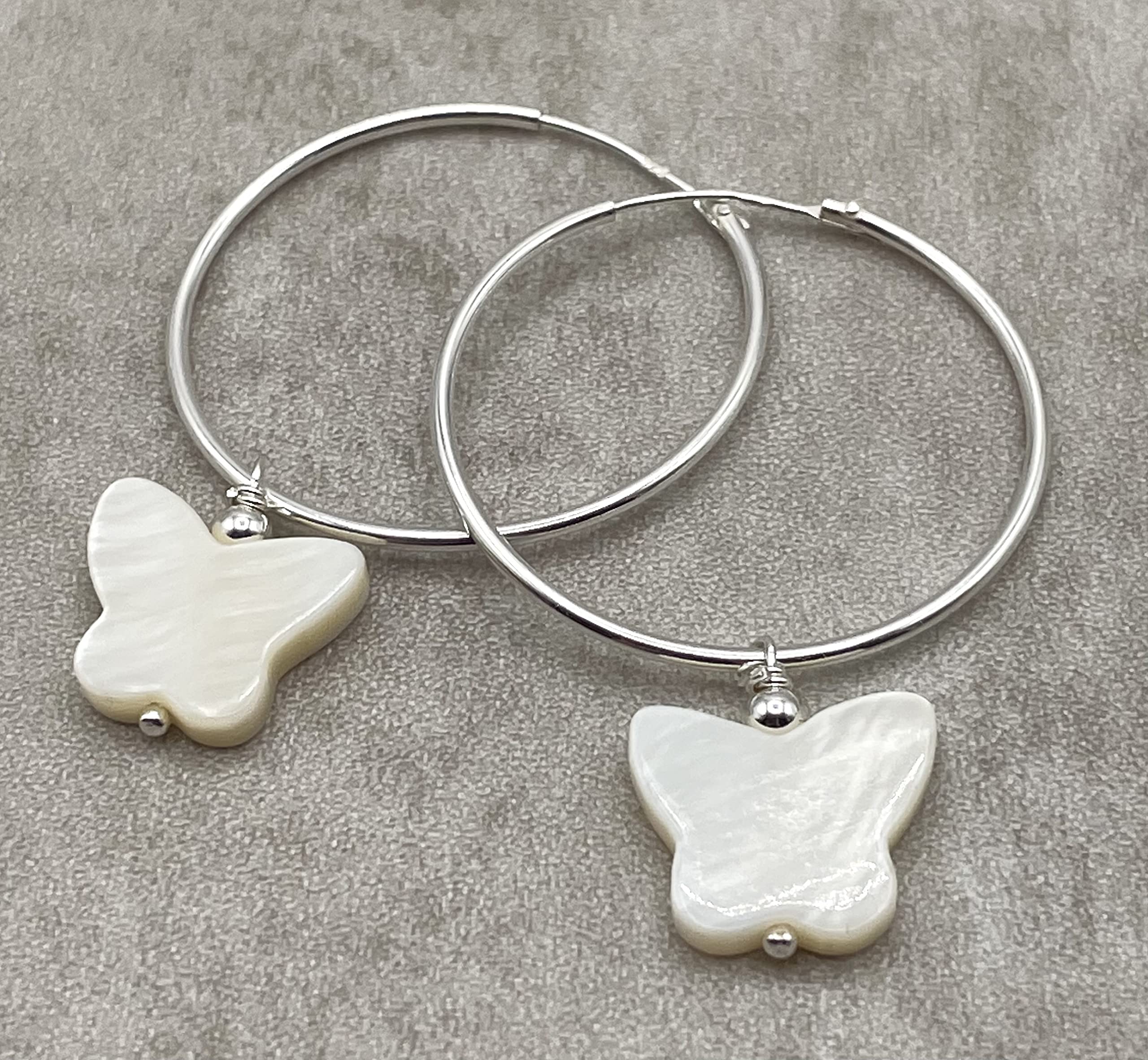 Orecchini con Farfalle in Madreperla, Cerchi Diametro 30 mm, Pendenti in Argento 925, Gioielli Estate, Bijoux Minimalisti, Made in Italy,