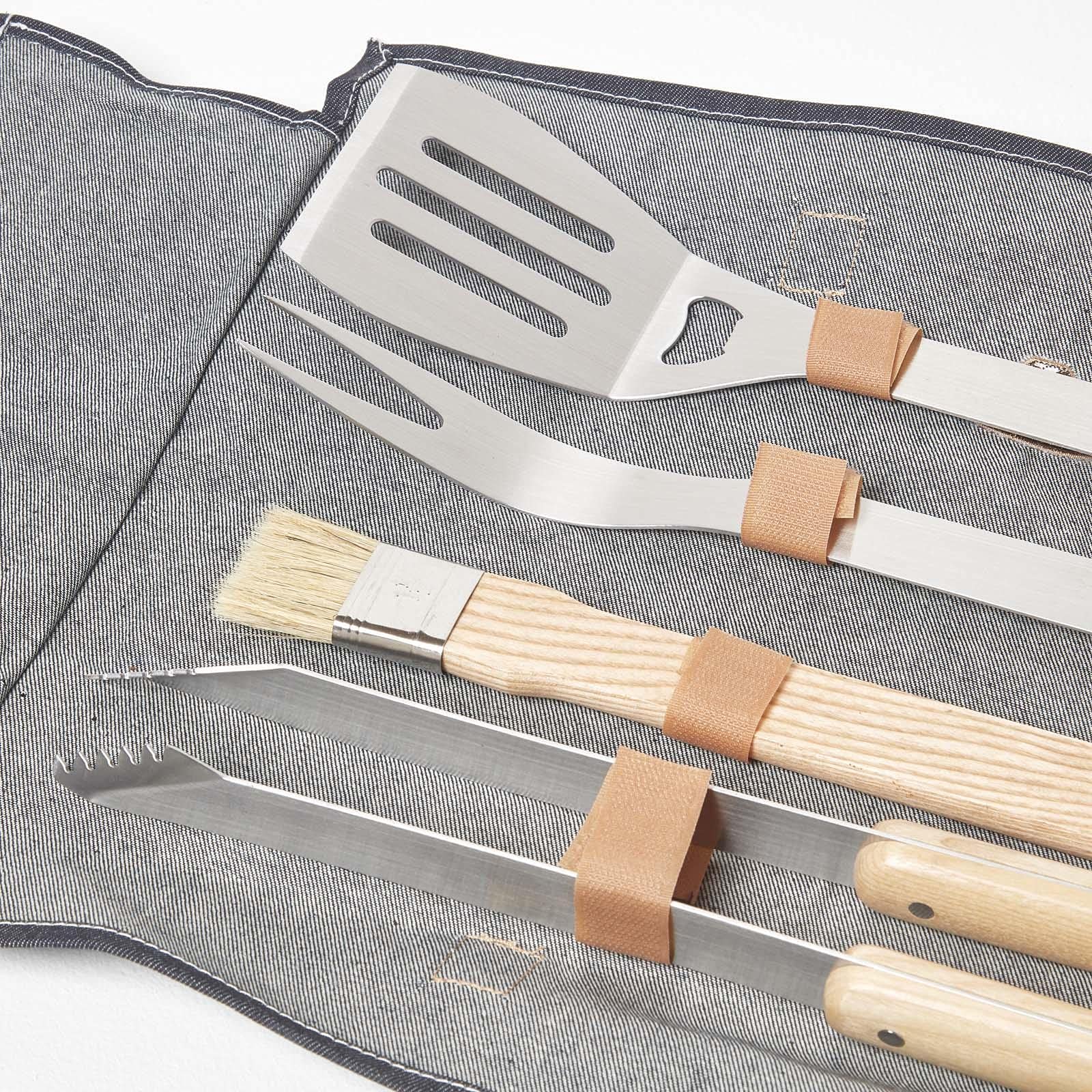 Homescapes, kit di attrezzi per barbecue, in borsa in denim, pinze per griglia, forchetta, apribottiglie, spazzola per barbecue e spatola, set con custodia per giardino, campeggio e barbecue