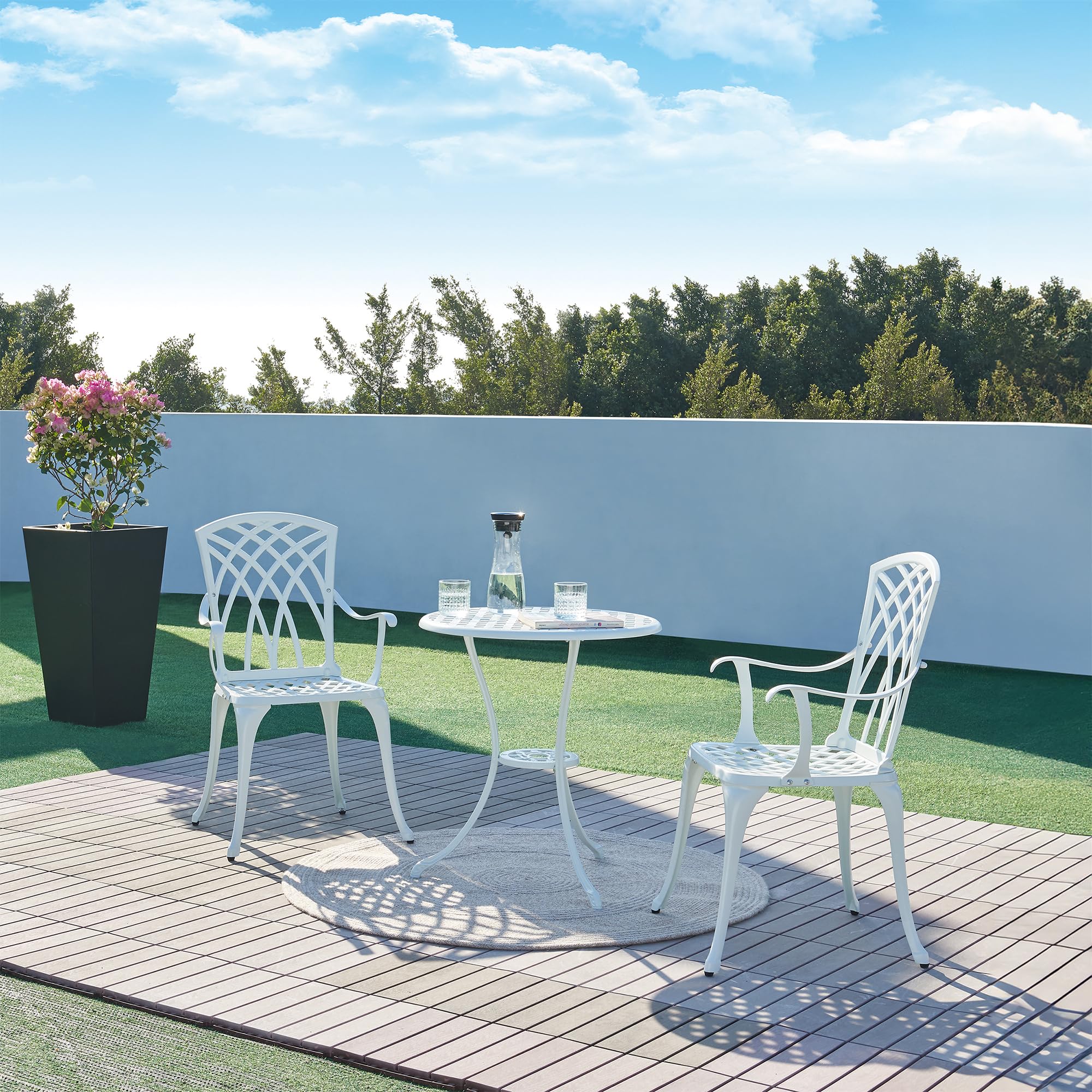 casa.pro Set da Bistrot in Alluminio Pressofuso con 2 Sedie con Braccioli e Tavolo Rotondo Motivo Intrecciato Ideale per Giardino Balcone Caffetterie - Bianco
