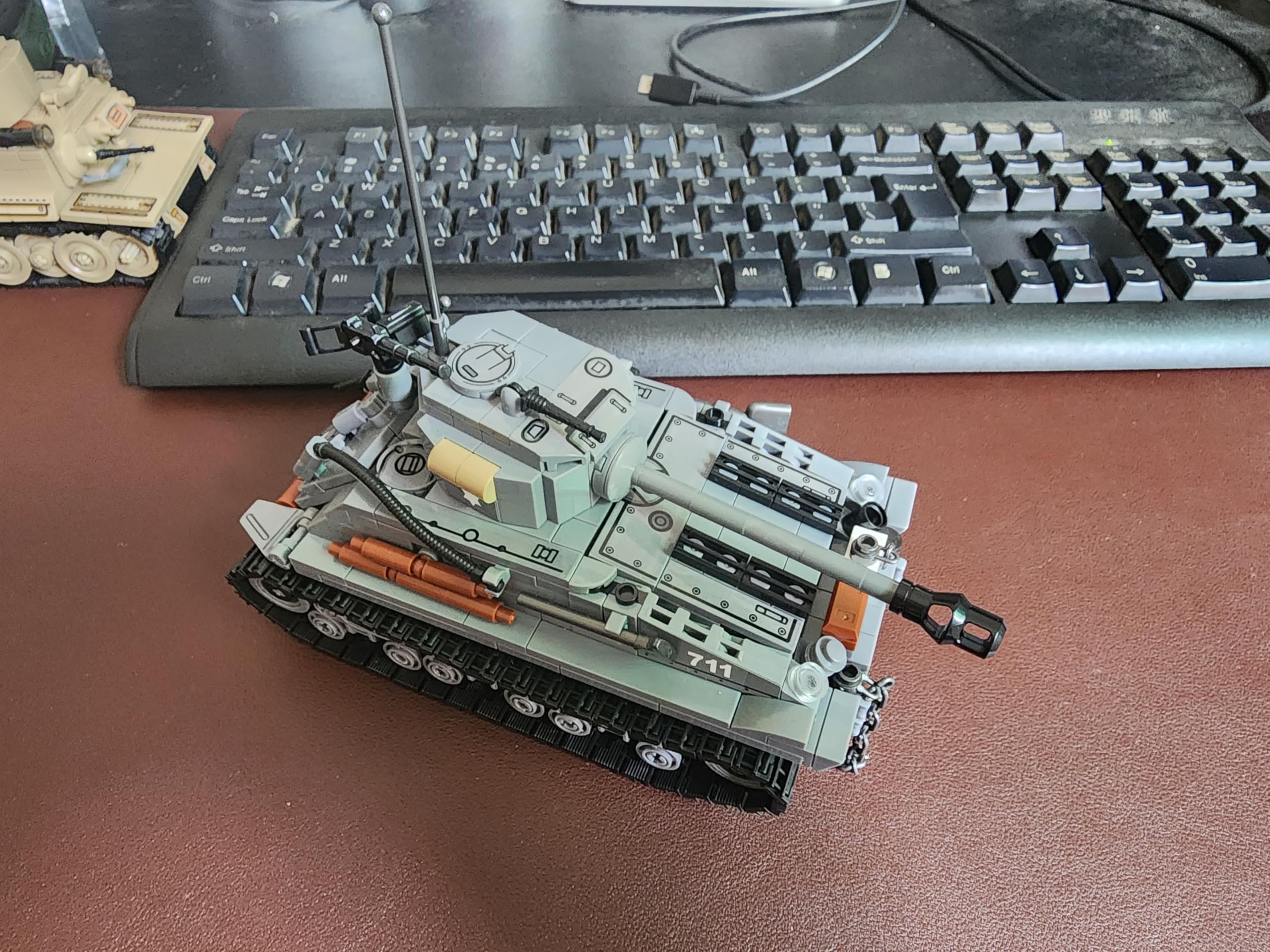 Cattle WW2 Ensemble de construction de jouets de chars d'armée, un char Tiger allemand et un modèle de char M4 Sherman américain, 1184 blocs de jouets militaires pour garçons, enfants et adolescents